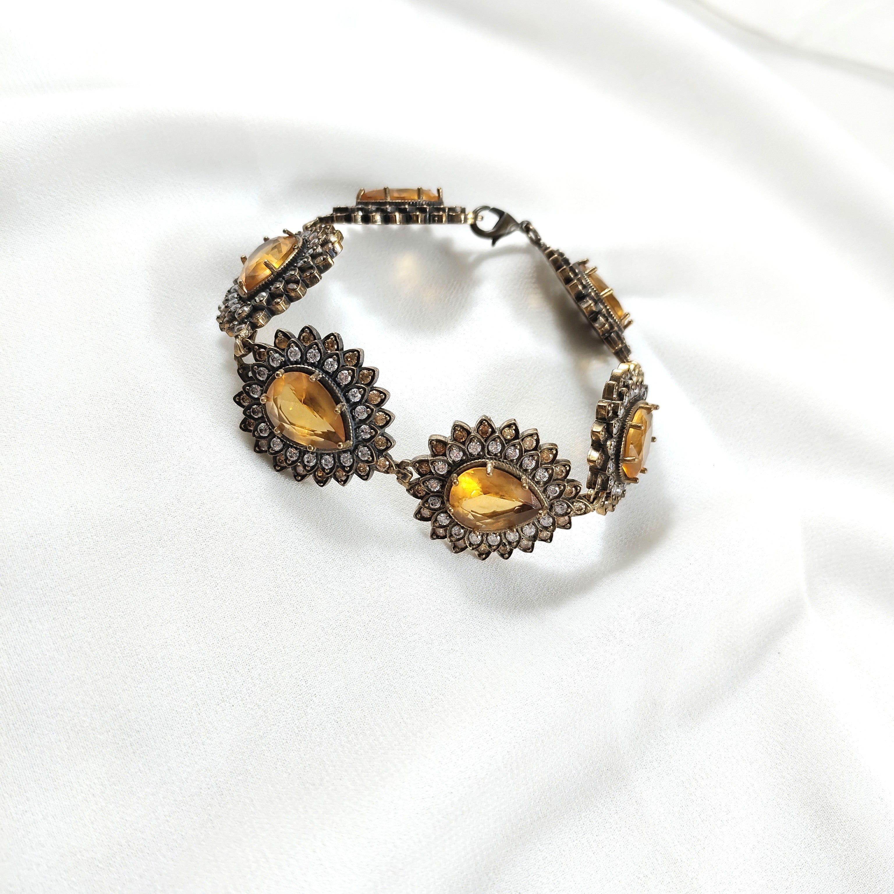 Gourmette en bronze – Élégance impériale aux pierres dorées