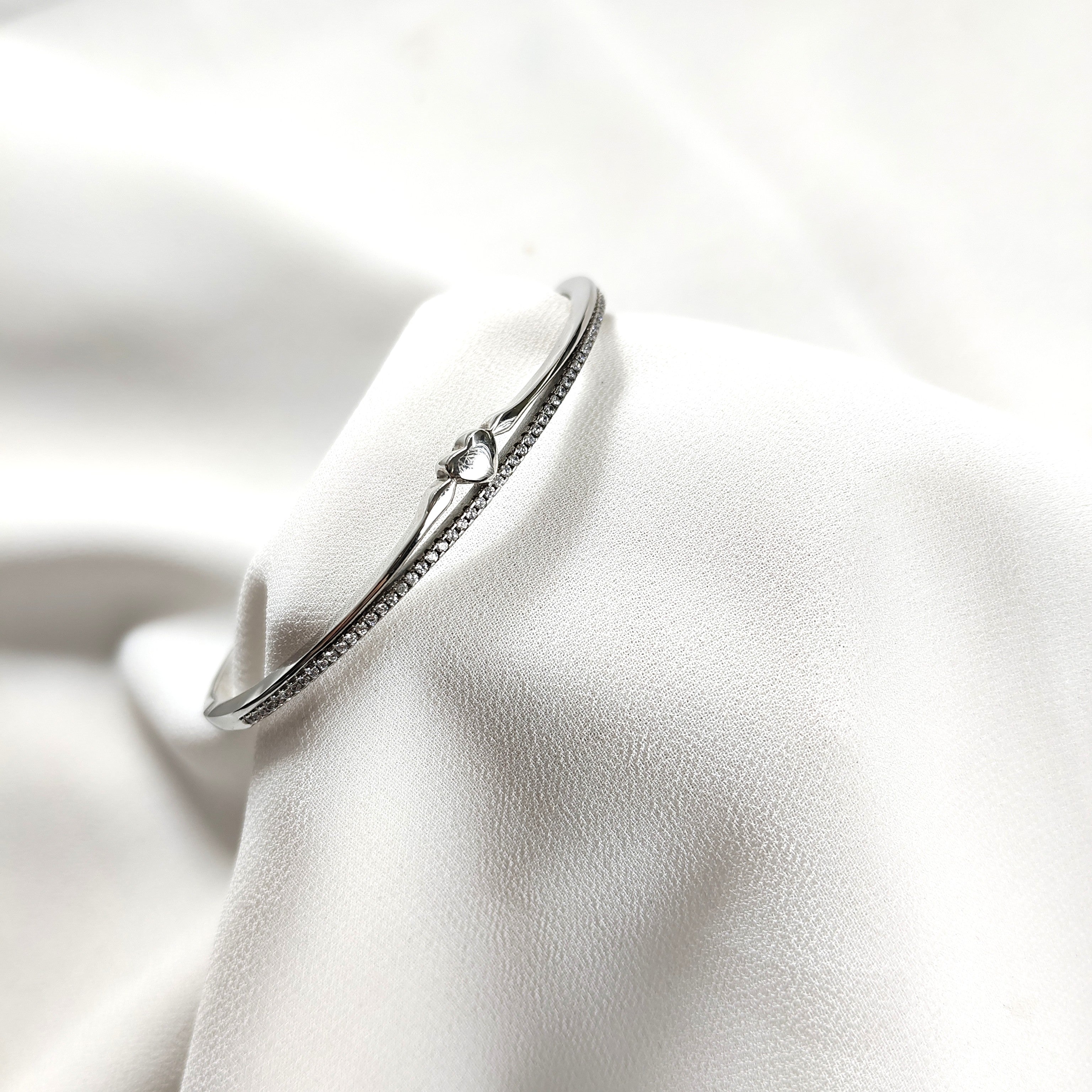 Bracelet en argent – Élégance minimaliste avec cœur scintillant