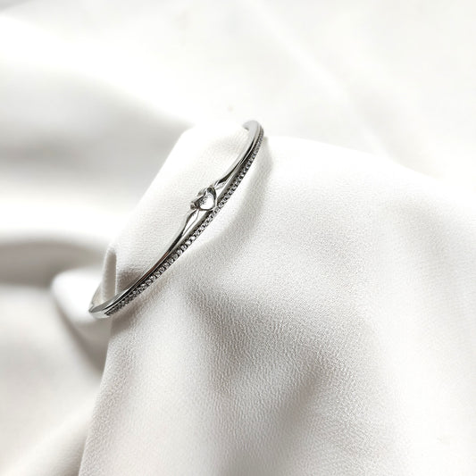 Bracelet en argent – Élégance minimaliste avec cœur scintillant