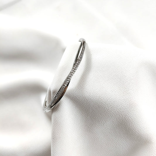 Bracelet en argent – Élégance ondulée sertie de cristaux