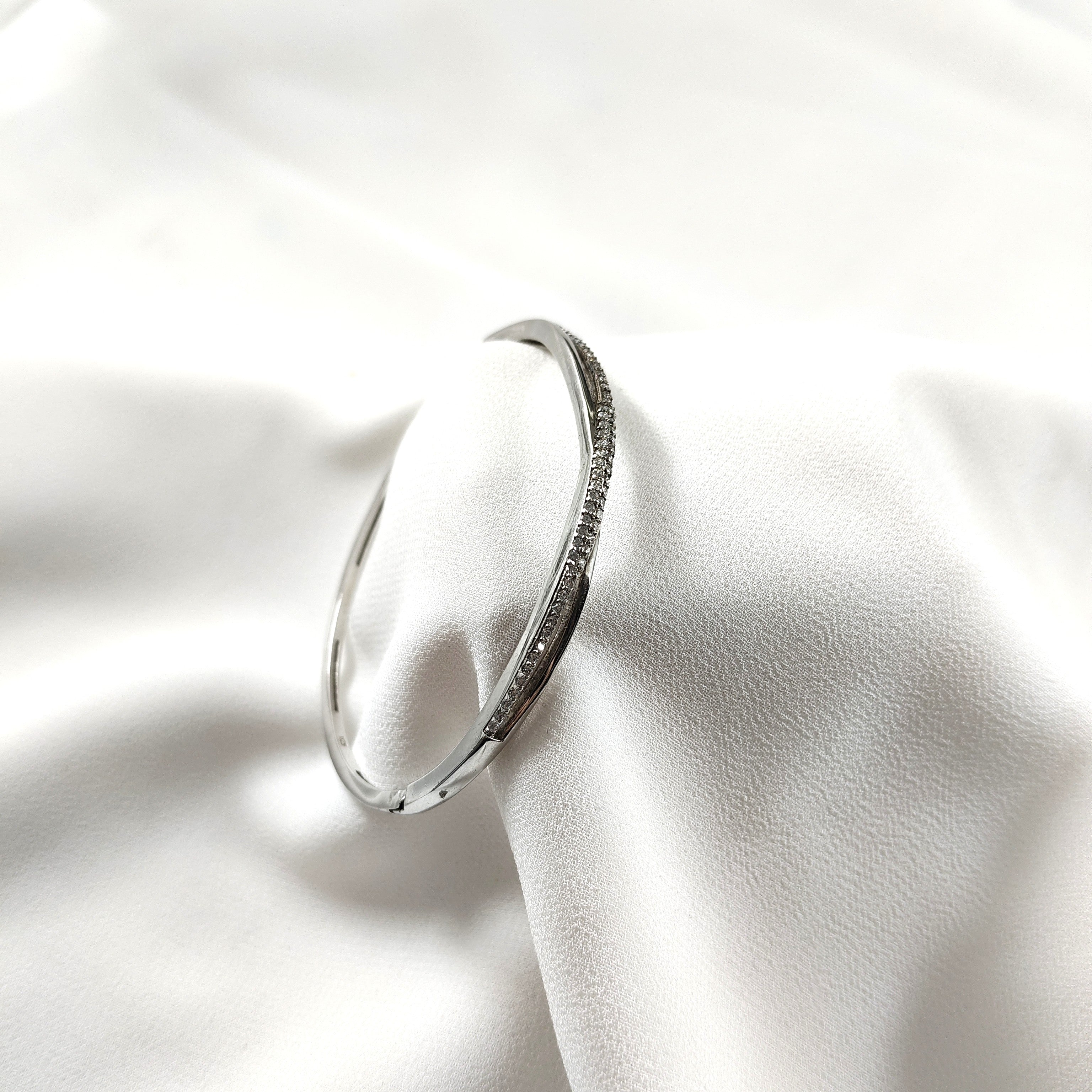 Bracelet en argent – Élégance ondulée sertie de cristaux