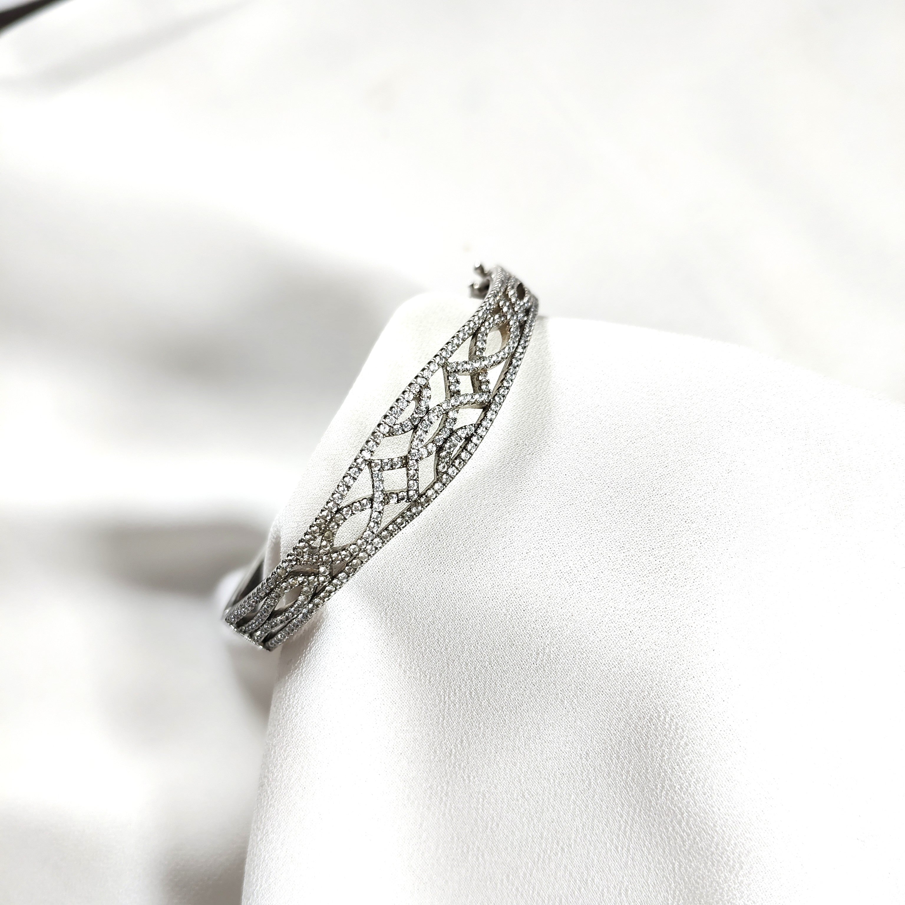 Bracelet en argent – Raffinement ajouré et éclat intemporel