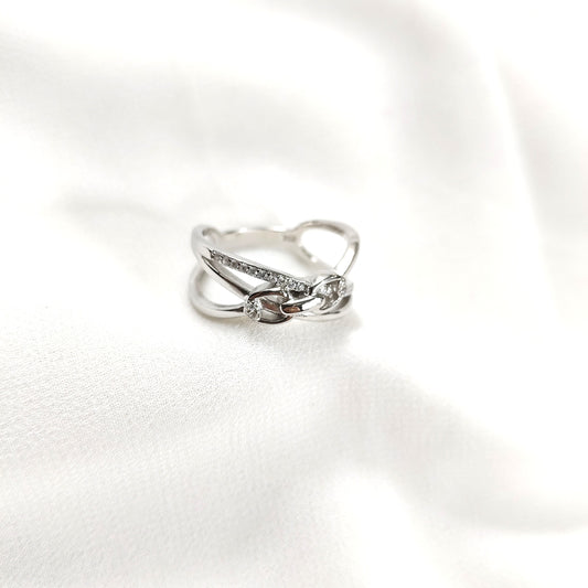 Bague en argent – Élégance entrelacée sertie de cristaux