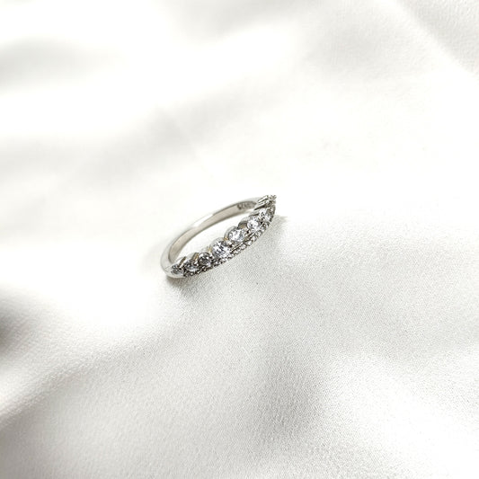 Bague en argent – Élégance classique sertie de zirconiums scintillants
