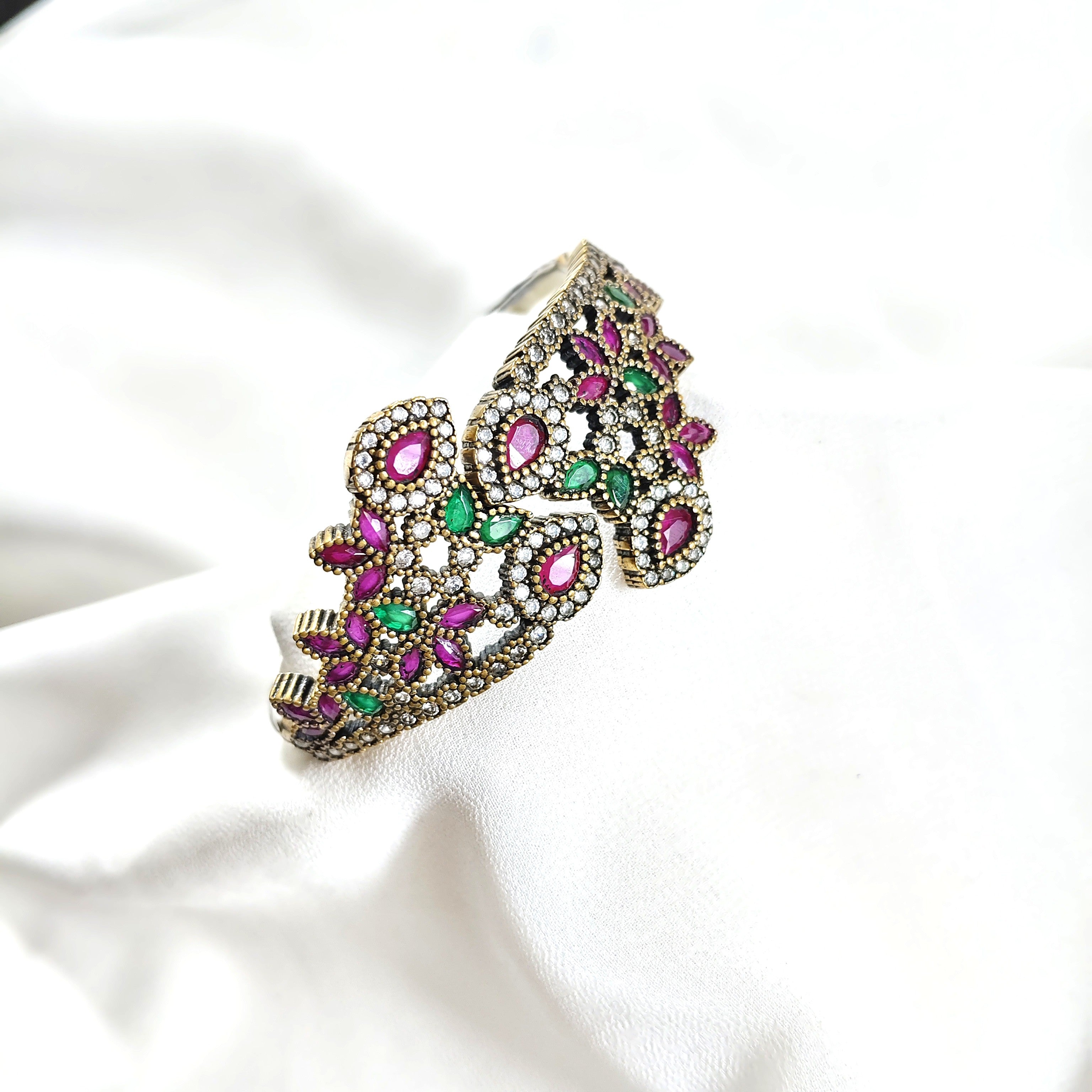 Bracelet antique  – Feuille royale aux rubis et émeraudes