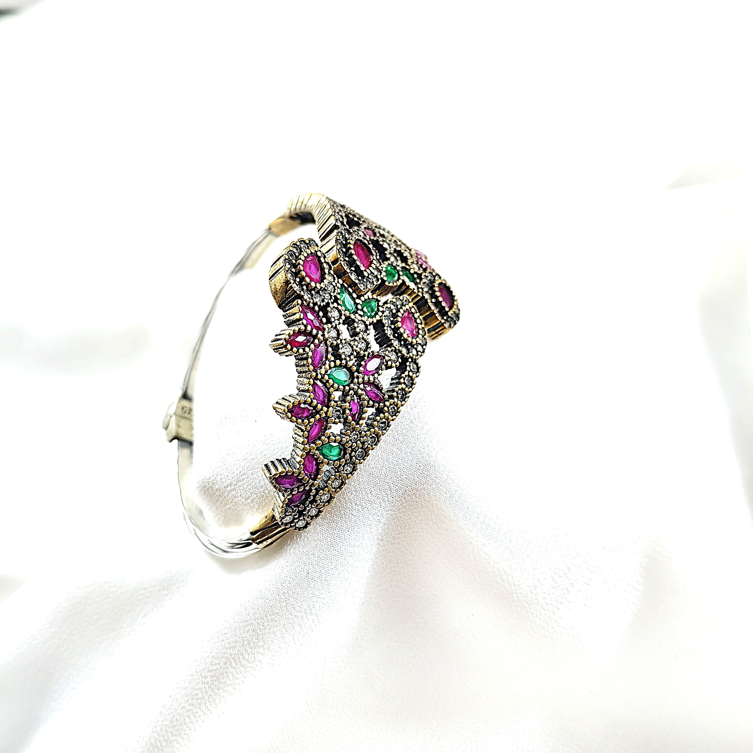 Bracelet antique  – Feuille royale aux rubis et émeraudes