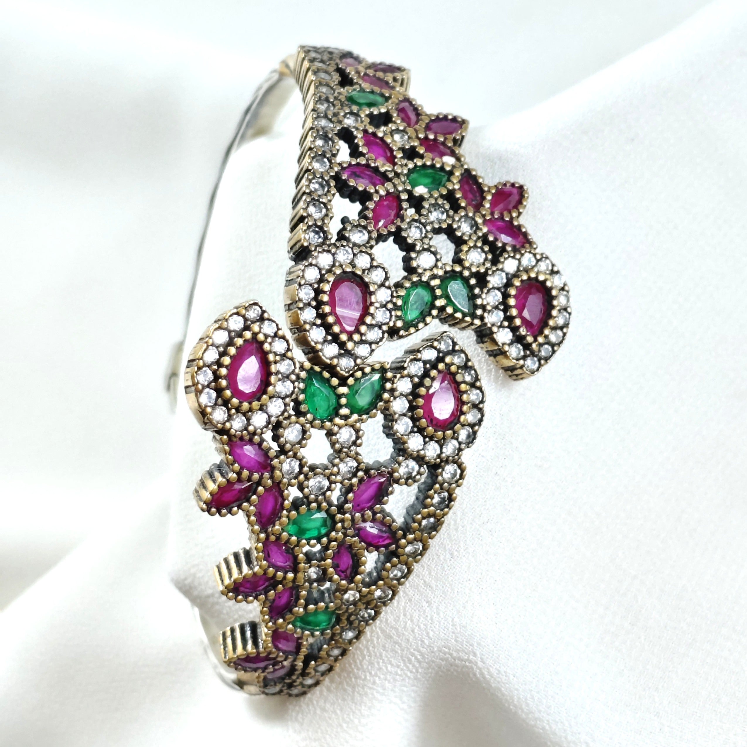 Bracelet antique  – Feuille royale aux rubis et émeraudes