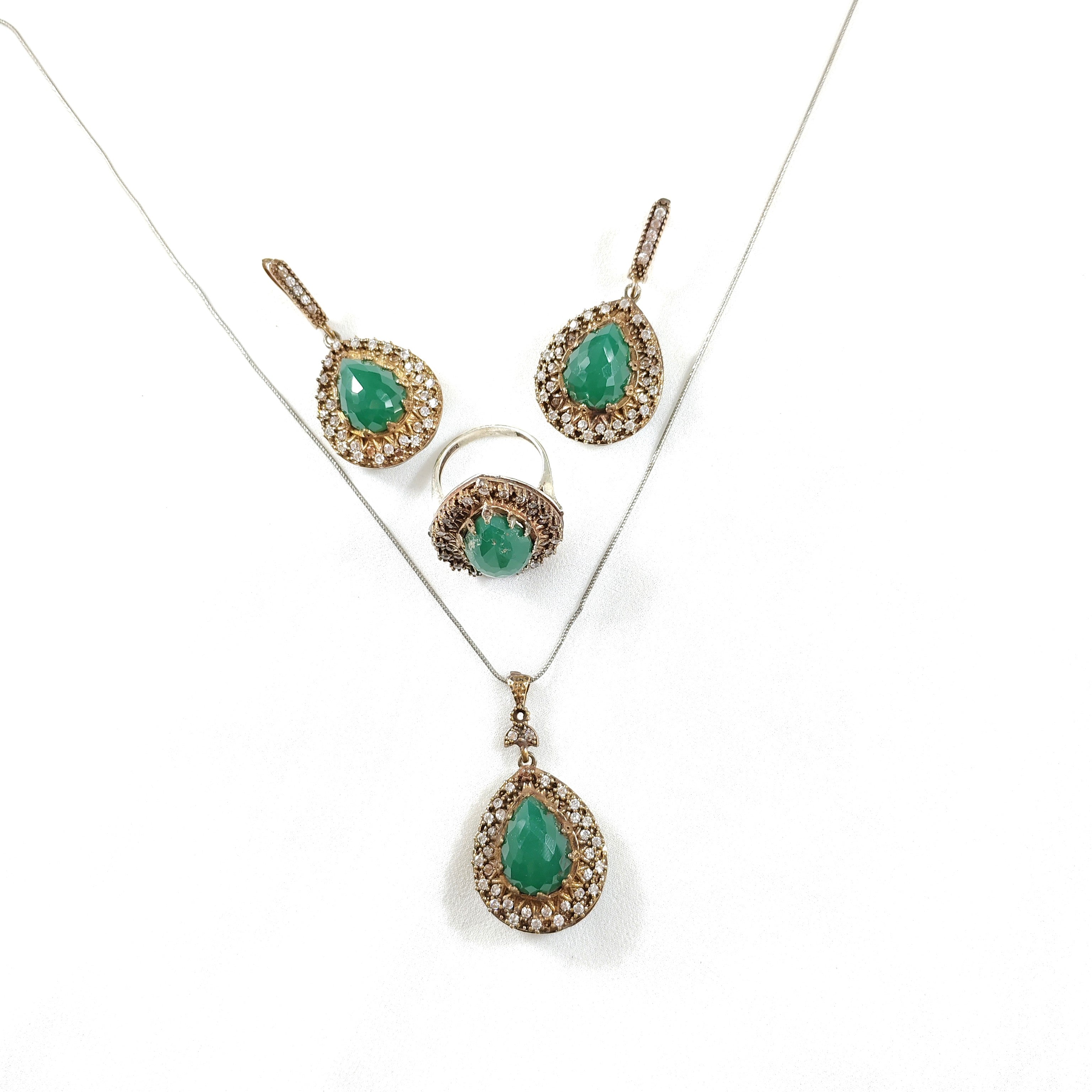 Parure antique en bronze et argent – Élégance impériale aux pierres vert émeraude