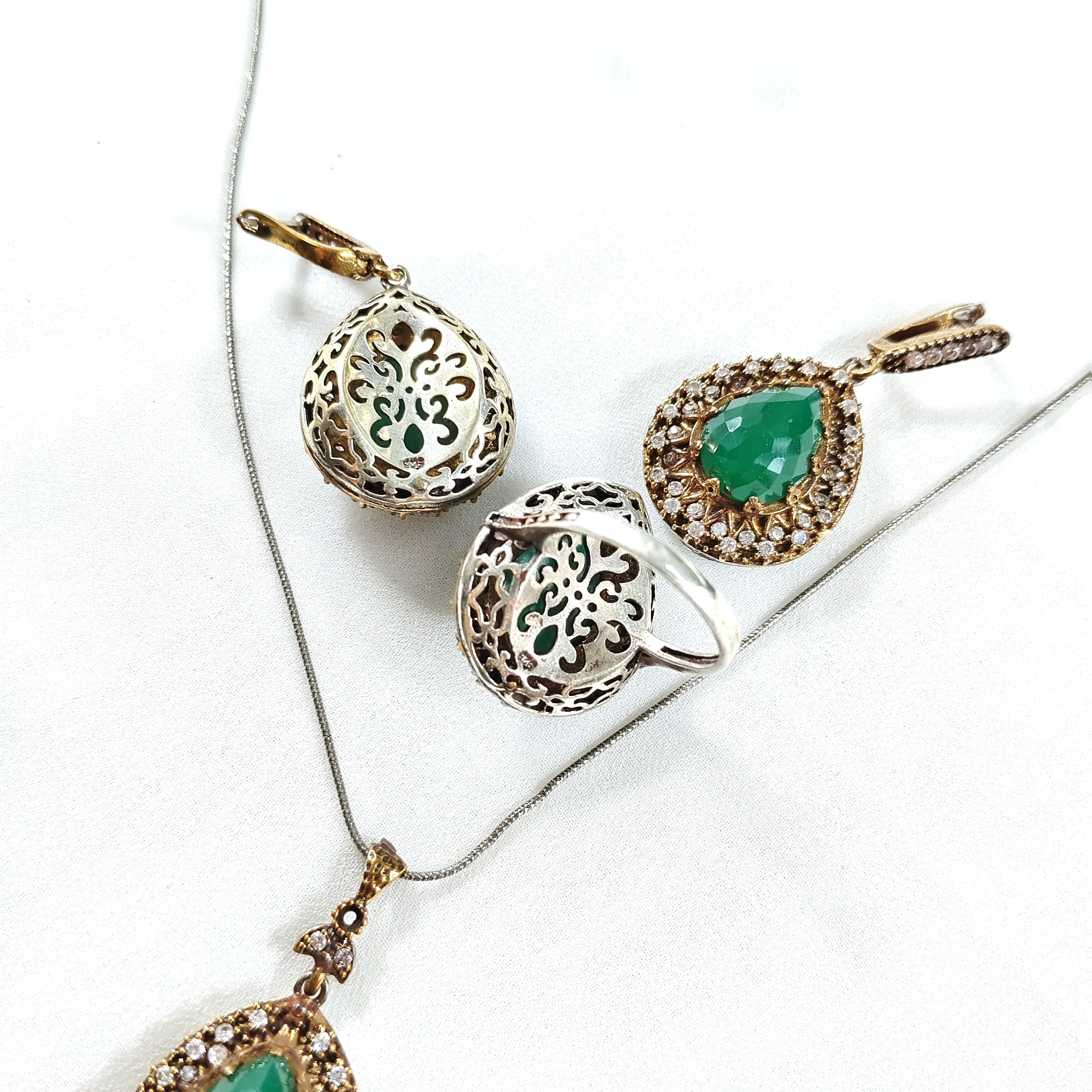 Parure antique en bronze et argent – Élégance impériale aux pierres vert émeraude