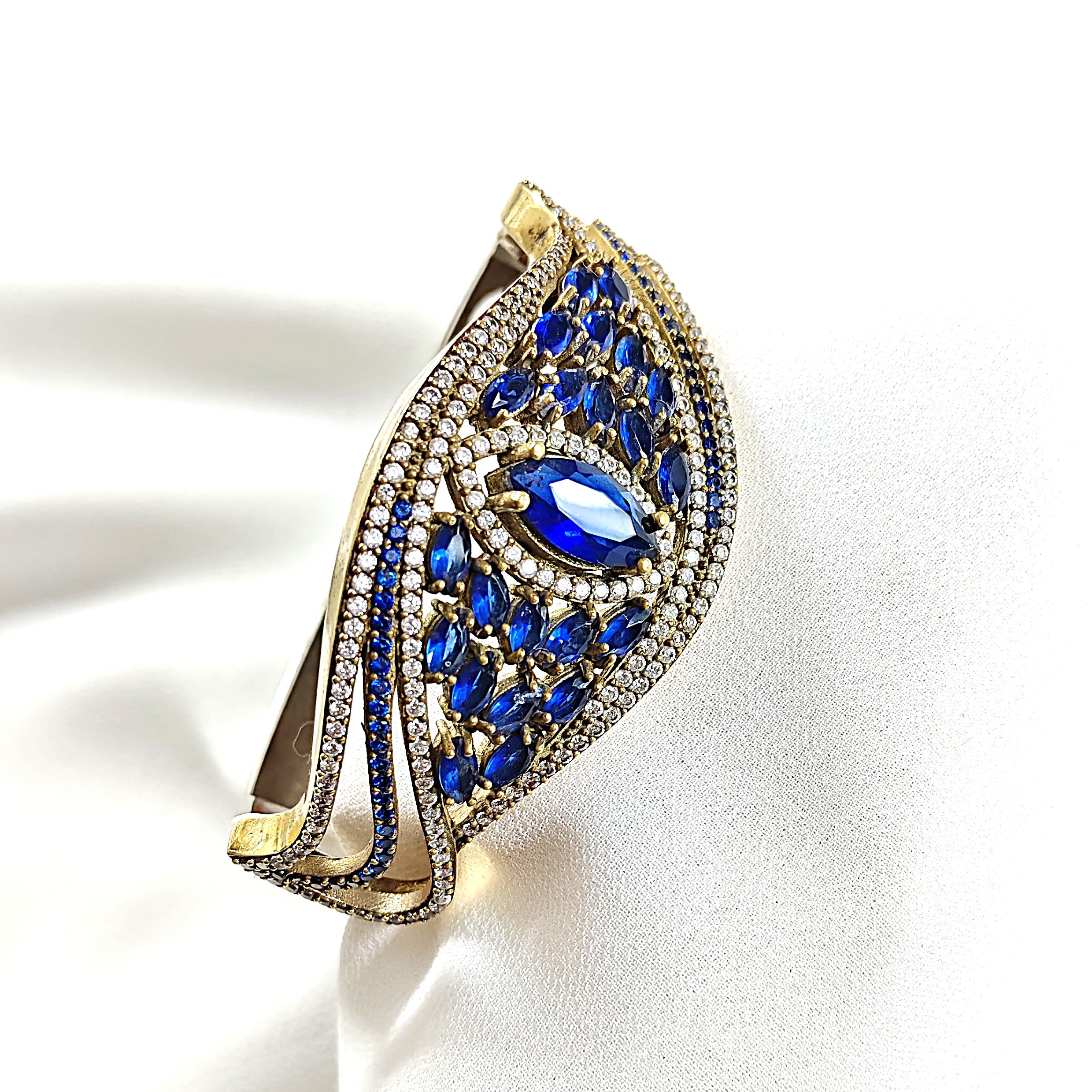 Bracelet antique – Élégance royale aux pierres bleu saphir