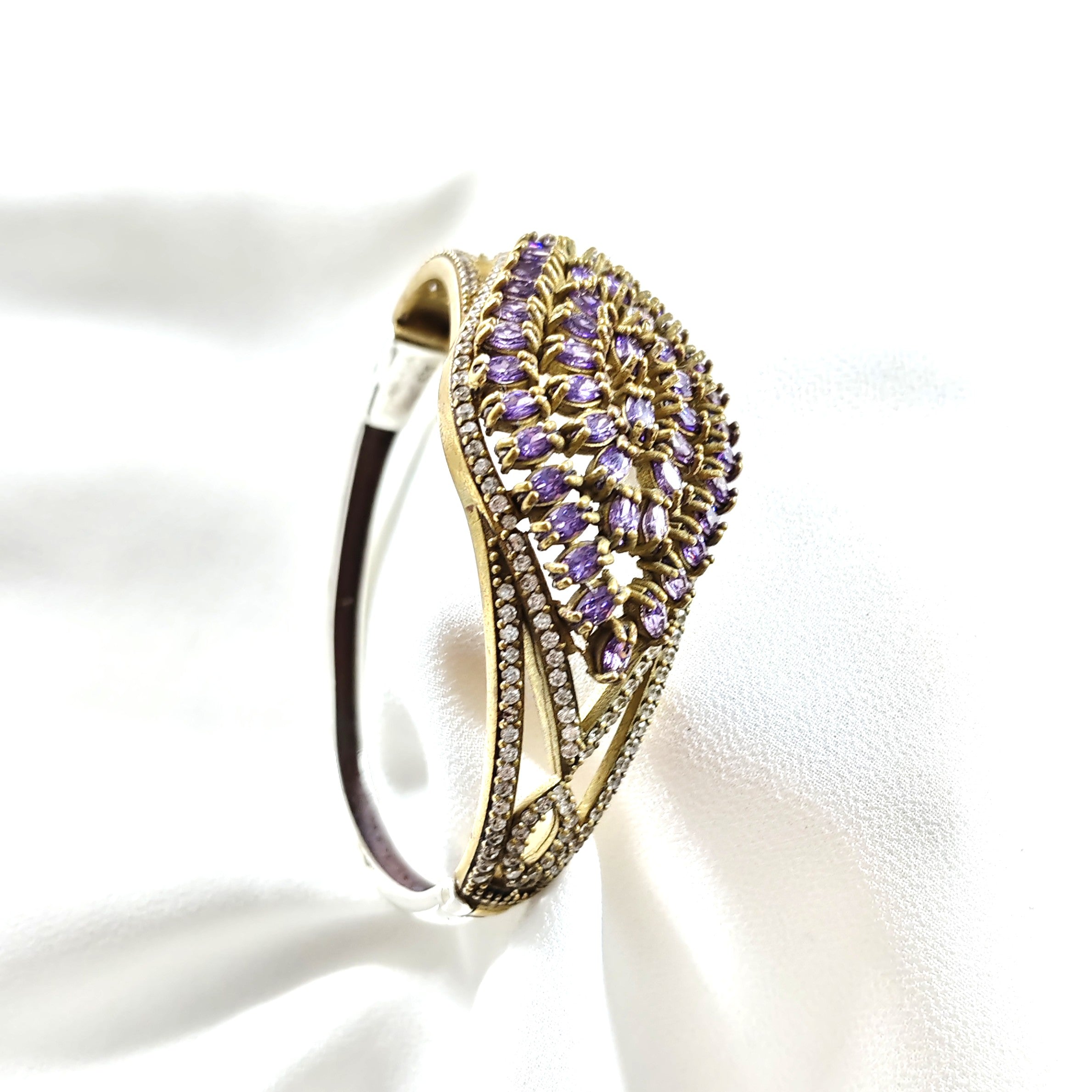 Bracelet antique  – Prestige royal aux pierres violettes