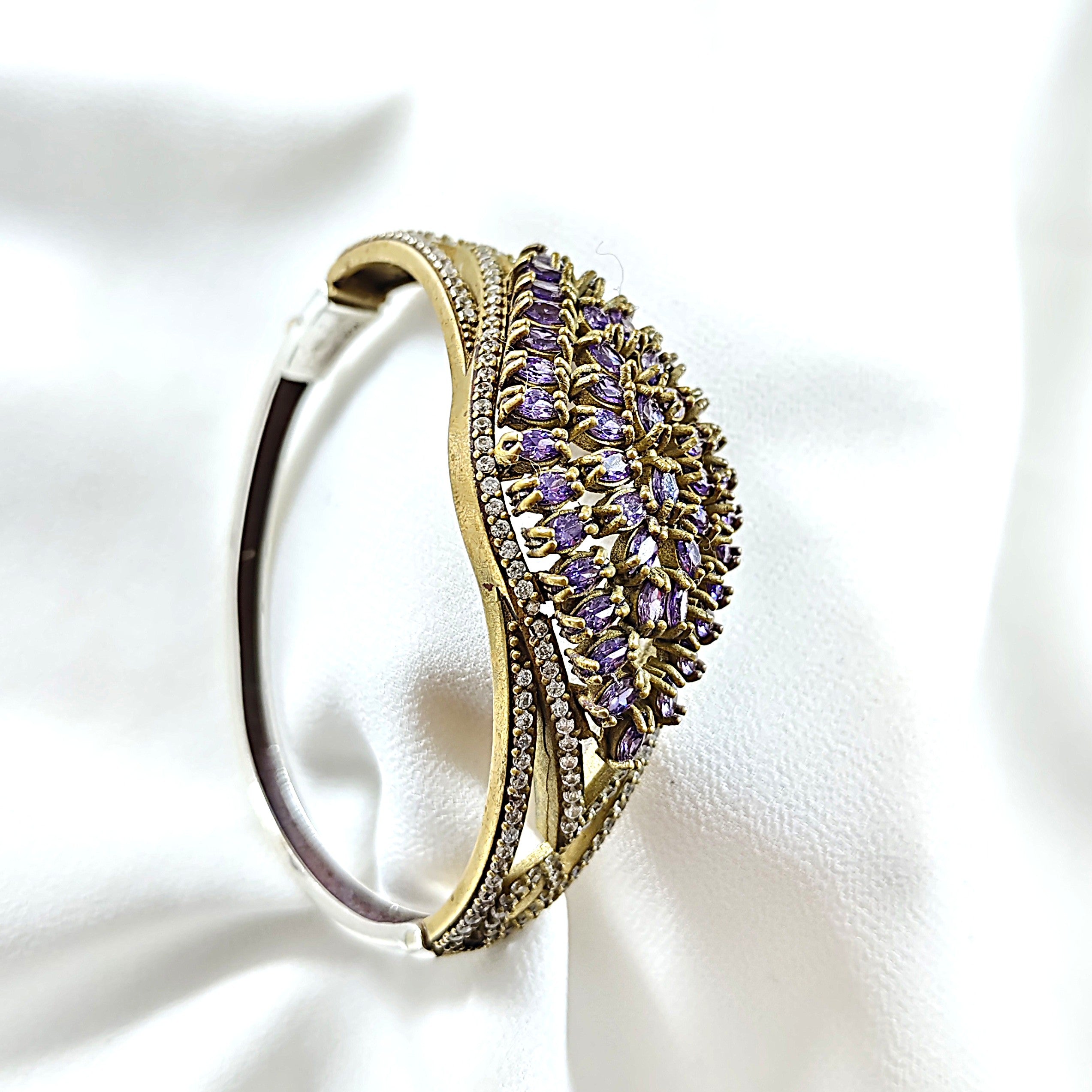 Bracelet antique  – Prestige royal aux pierres violettes