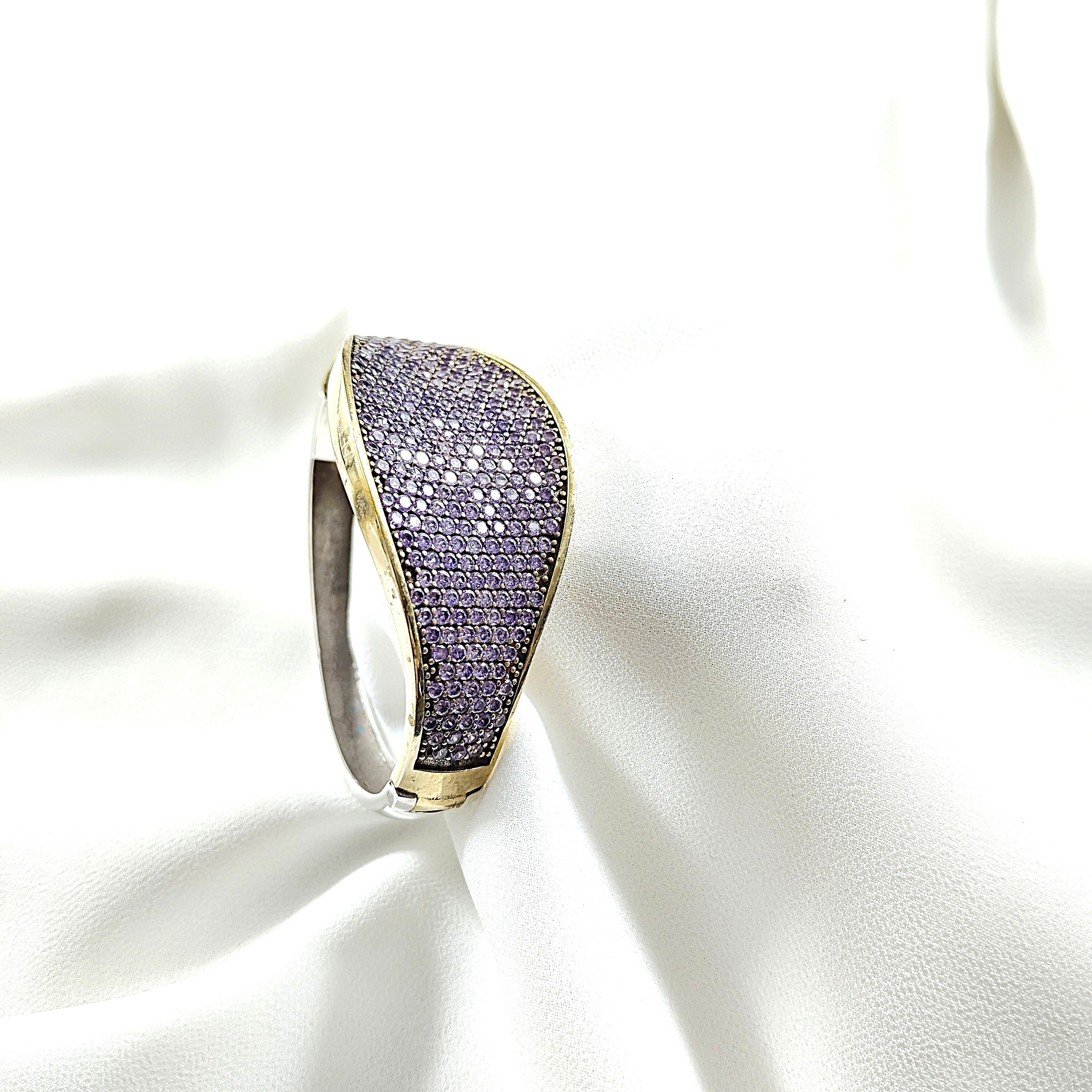 Bracelet antique – Élégance moderne aux reflets violets