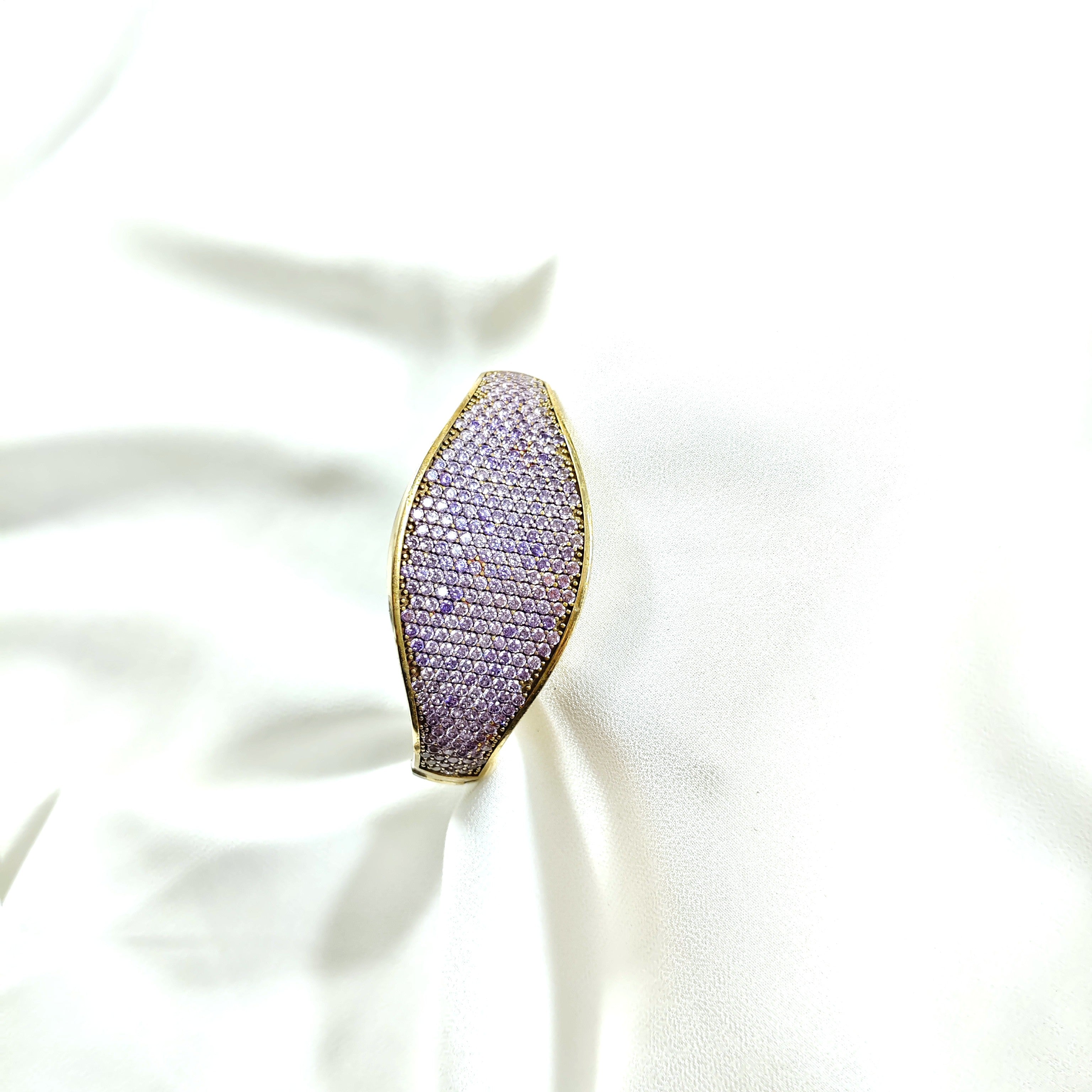 Bracelet antique – Élégance moderne aux reflets violets