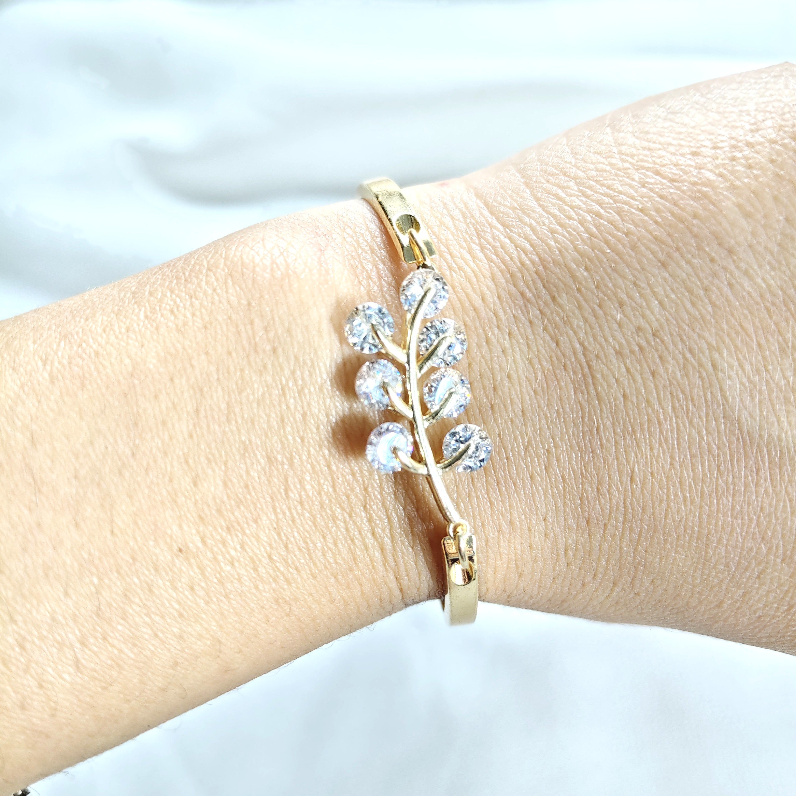 Bracelet Fantaisie Doré “Branche Éclatante”