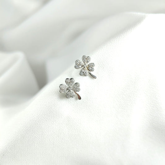 Boucles d’oreilles trèfle scintillant en argent