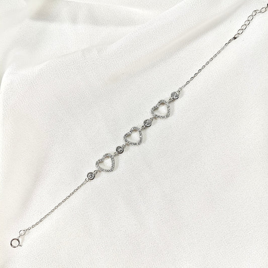 Gourmette Cœurs Scintillants en Argent – Romance & Raffinement