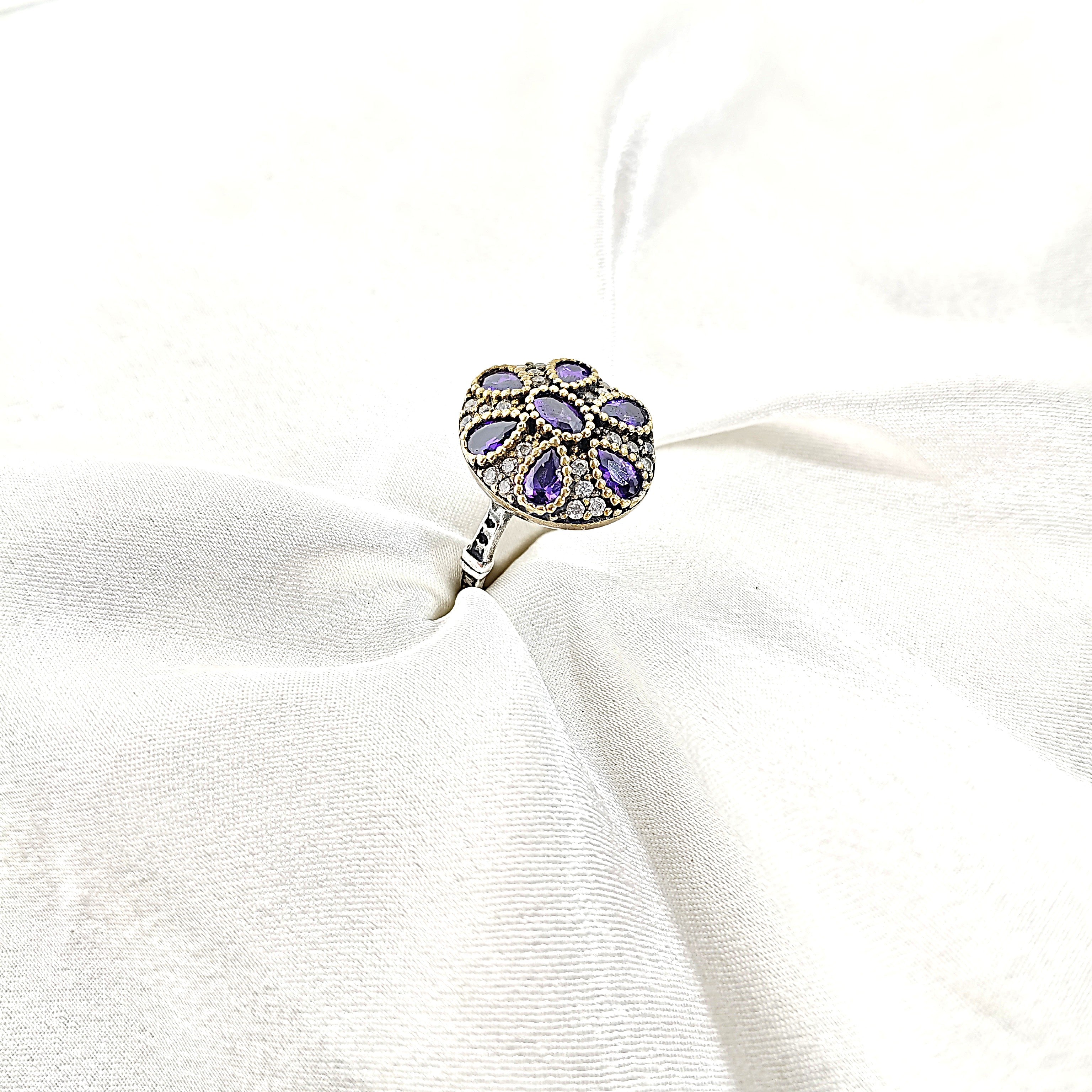 Bague Style Antique avec Pierres Violettes – Élégance Vintage