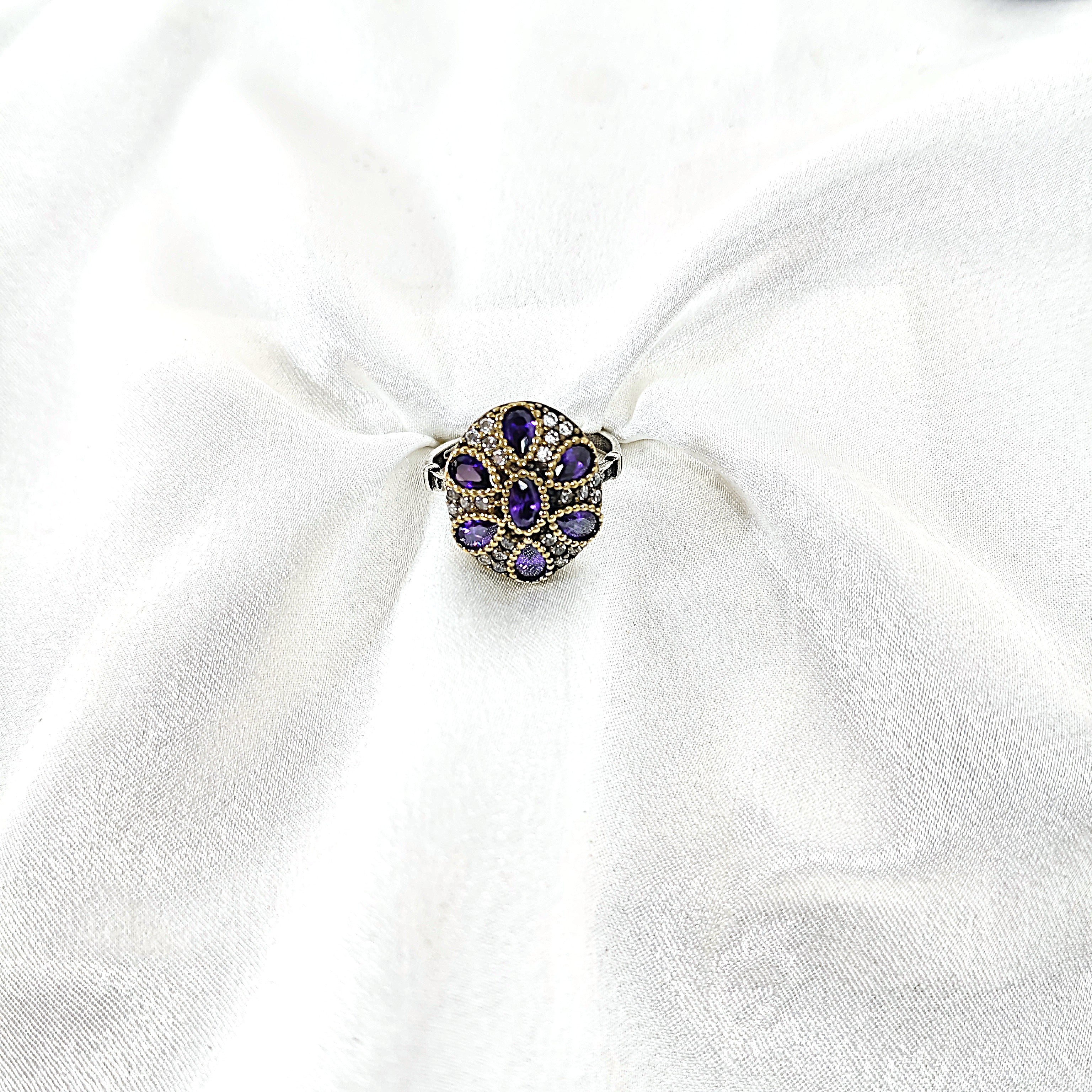 Bague Style Antique avec Pierres Violettes – Élégance Vintage