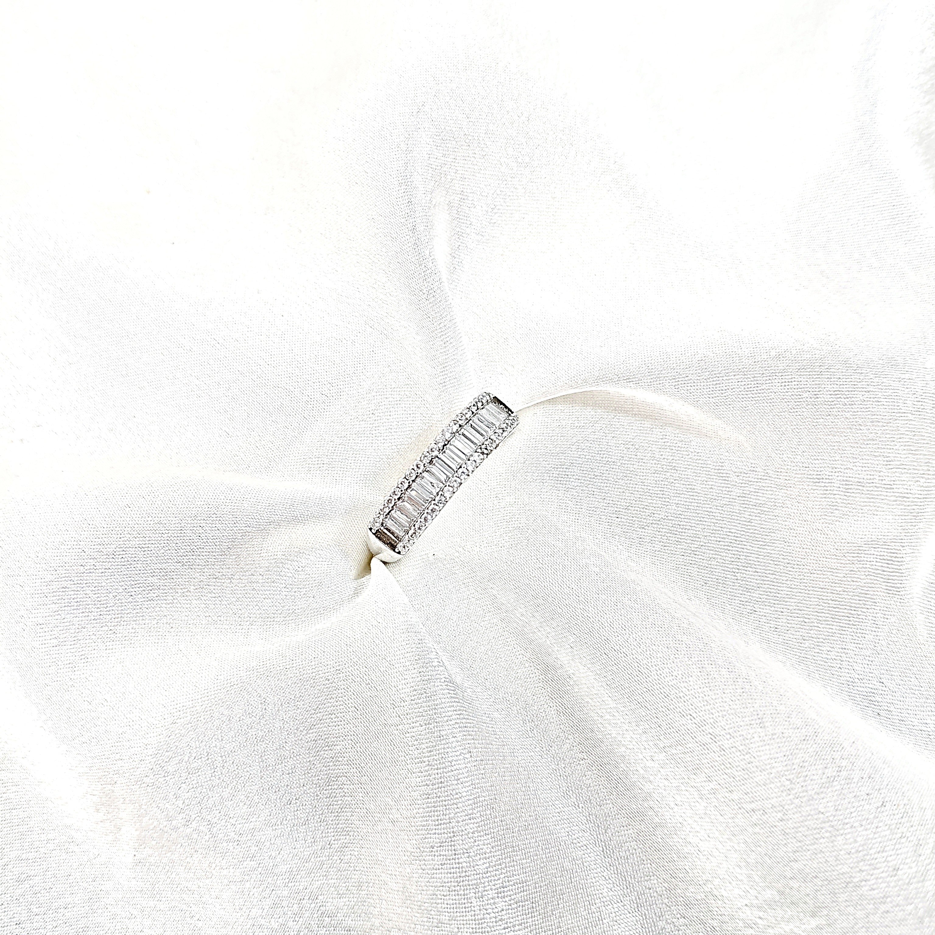 Bague Argent Éclat Élégant – Pavée de Zircons Baguette
