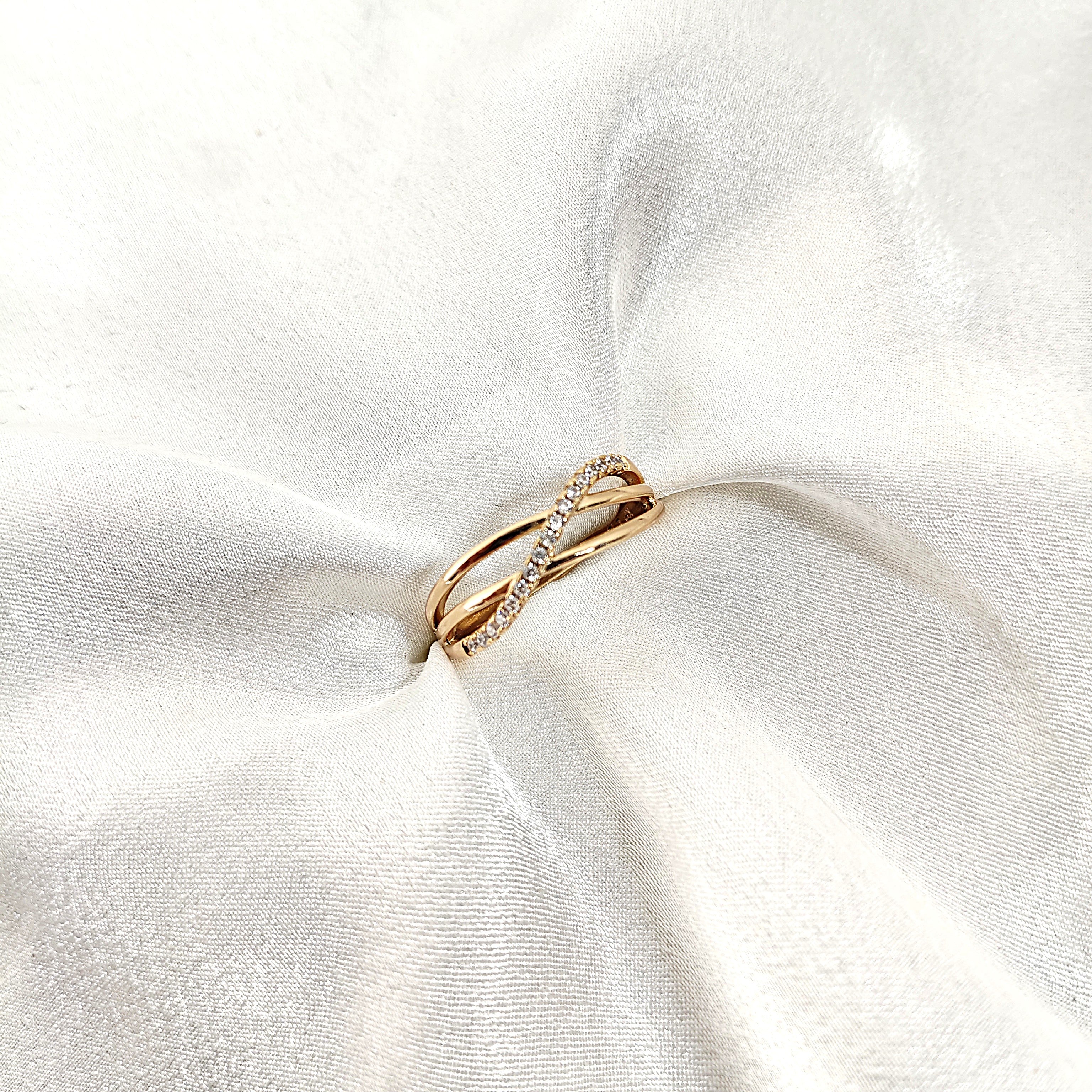 Bague Entrelacée Xuping Plaqué Or & Zircons Brillants – Élégance Raffinée