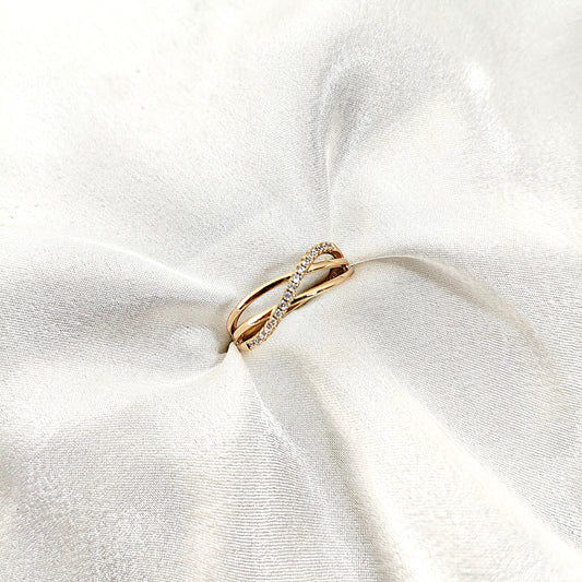 Bague Entrelacée Xuping Plaqué Or & Zircons Brillants – Élégance Raffinée