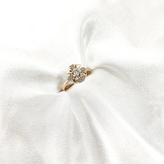 Bague Xuping Plaqué Or Fleur & Zircons Brillants – Raffinement Intemporel