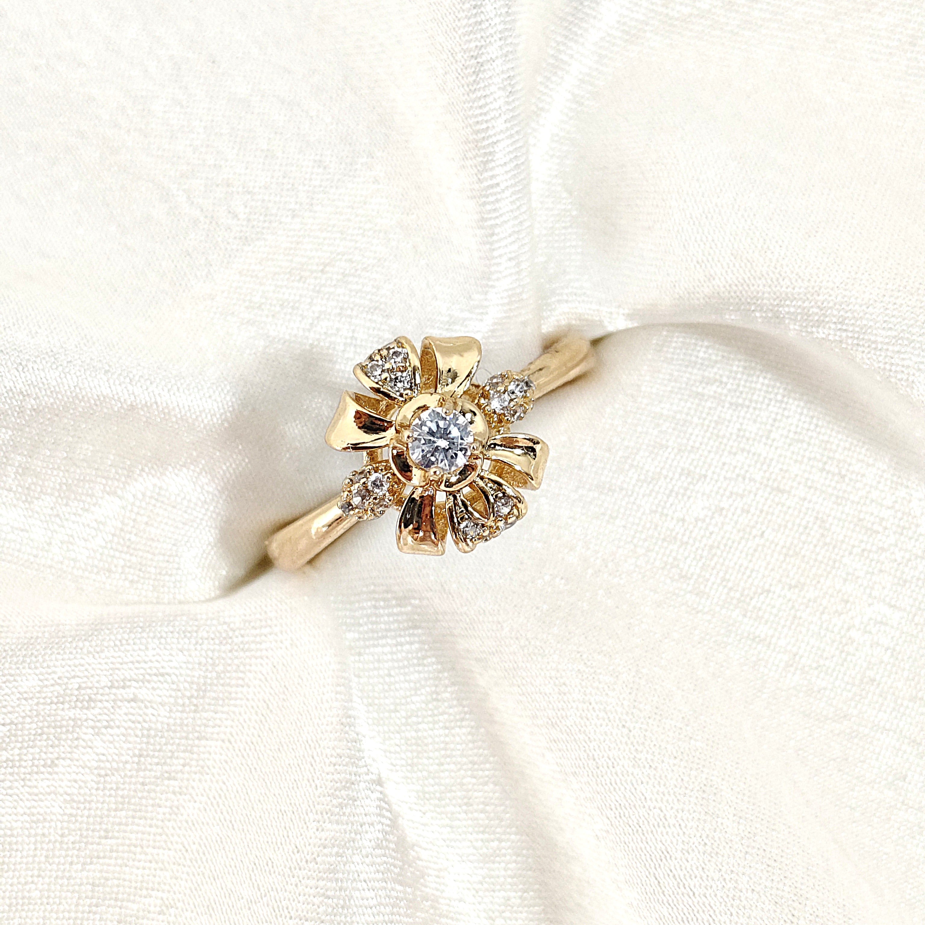 Bague Xuping Plaqué Or Fleur & Zircons Brillants – Raffinement Intemporel