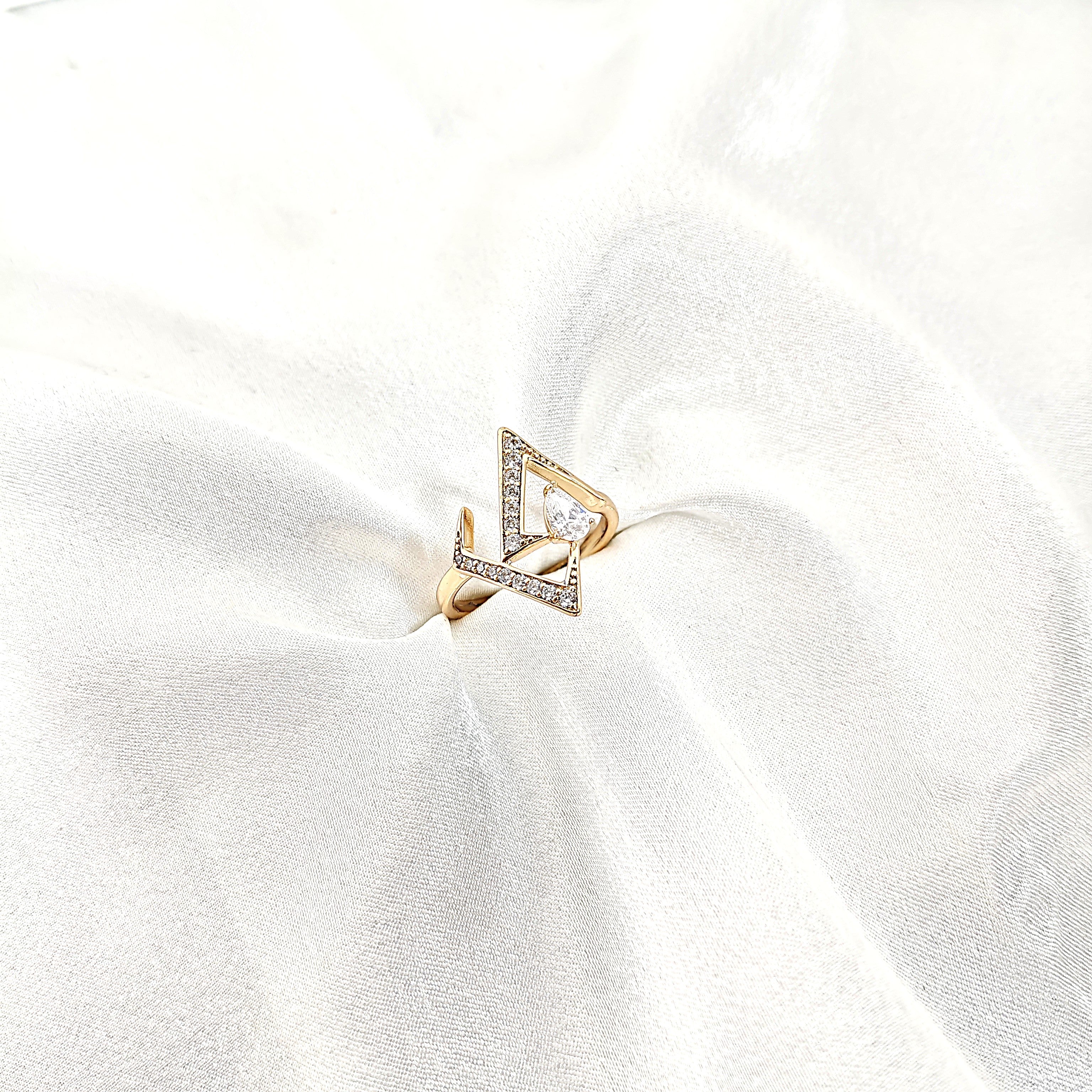 Bague Géométrique Xuping Plaqué Or & Zircon Poire – Élégance Moderne