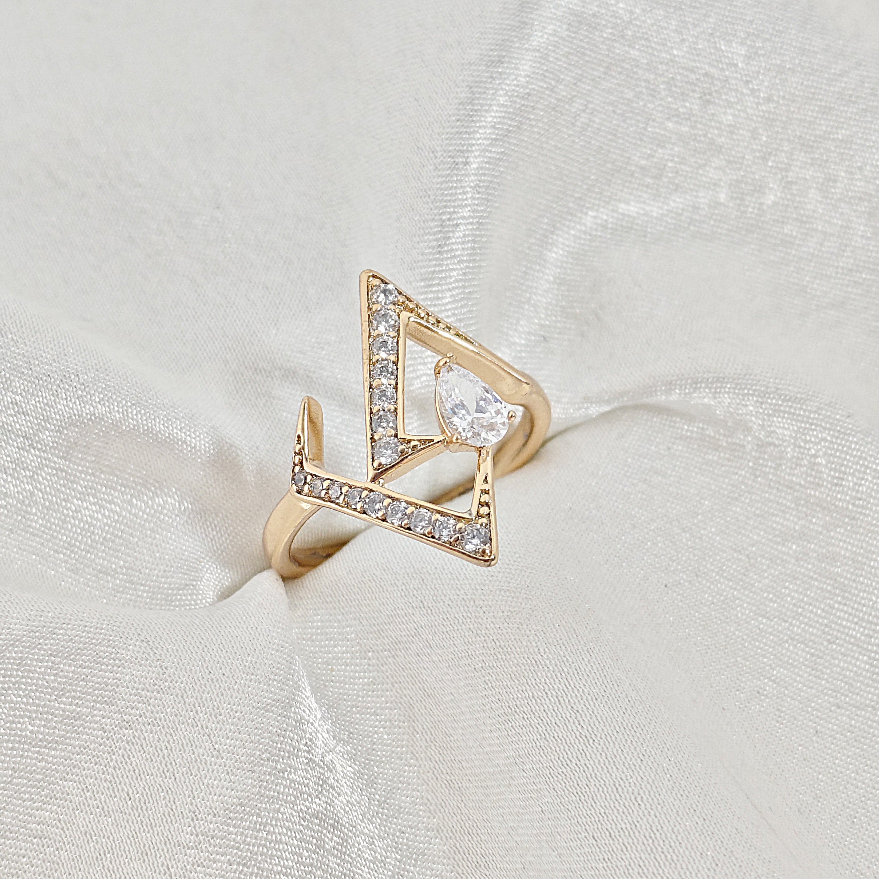 Bague Géométrique Xuping Plaqué Or & Zircon Poire – Élégance Moderne