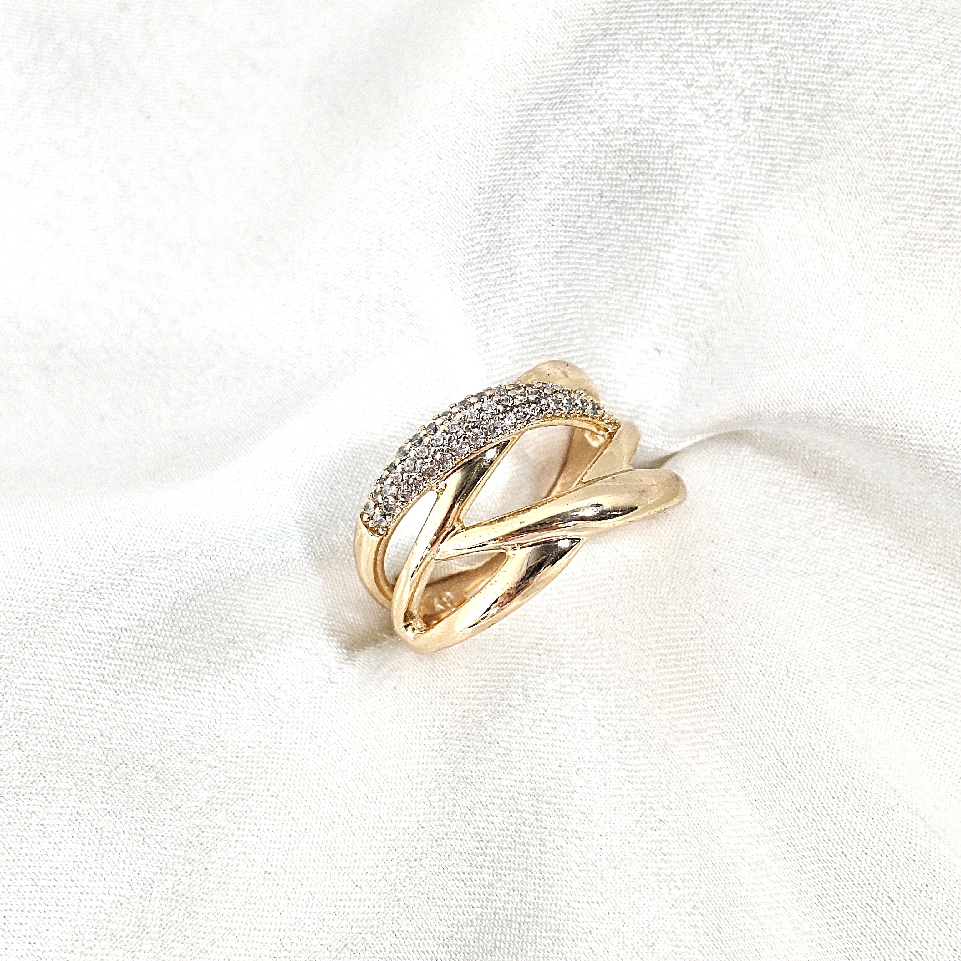 Bague Entrelacée Xuping Plaqué Or & Zircons – Élégance Contemporaine
