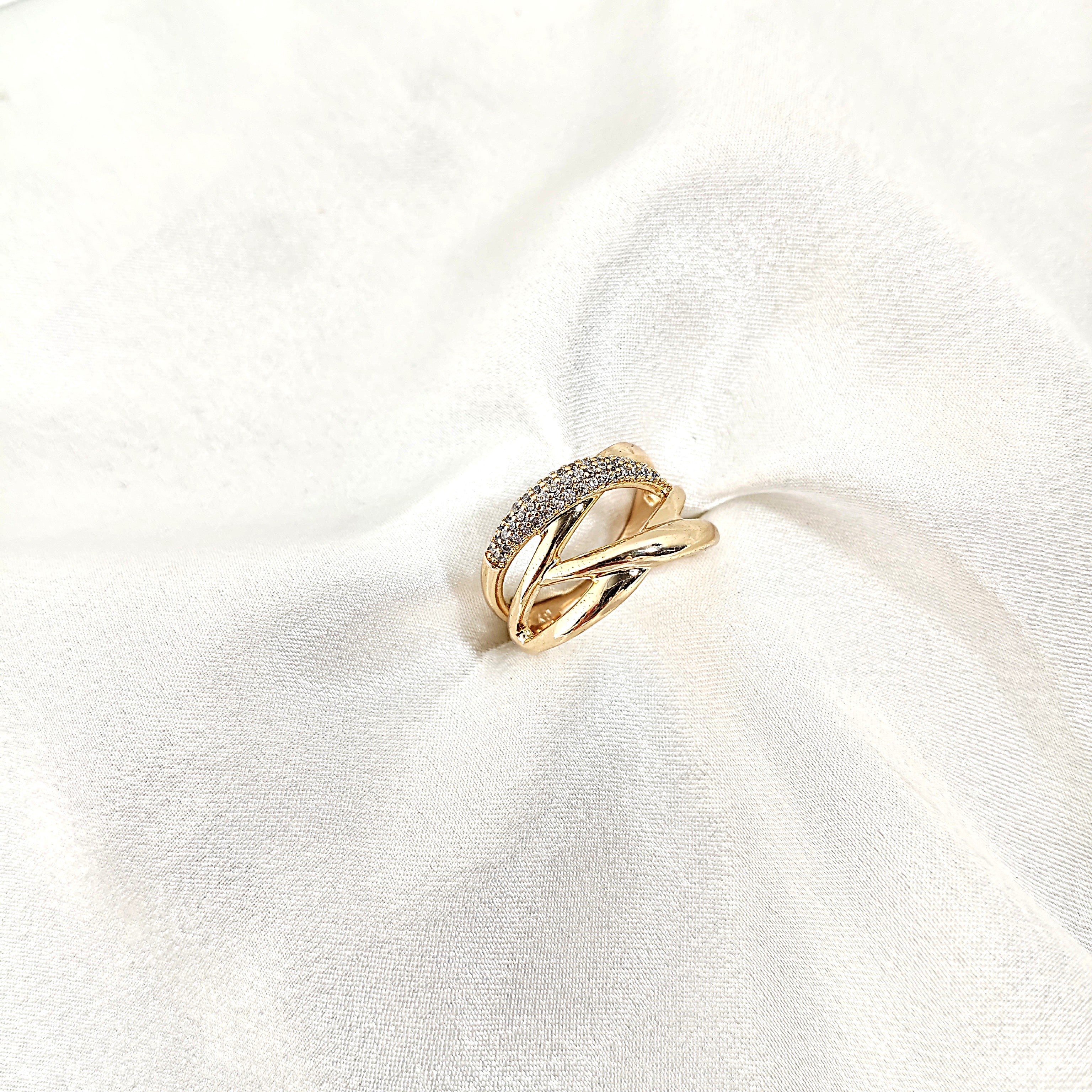 Bague Entrelacée Xuping Plaqué Or & Zircons – Élégance Contemporaine