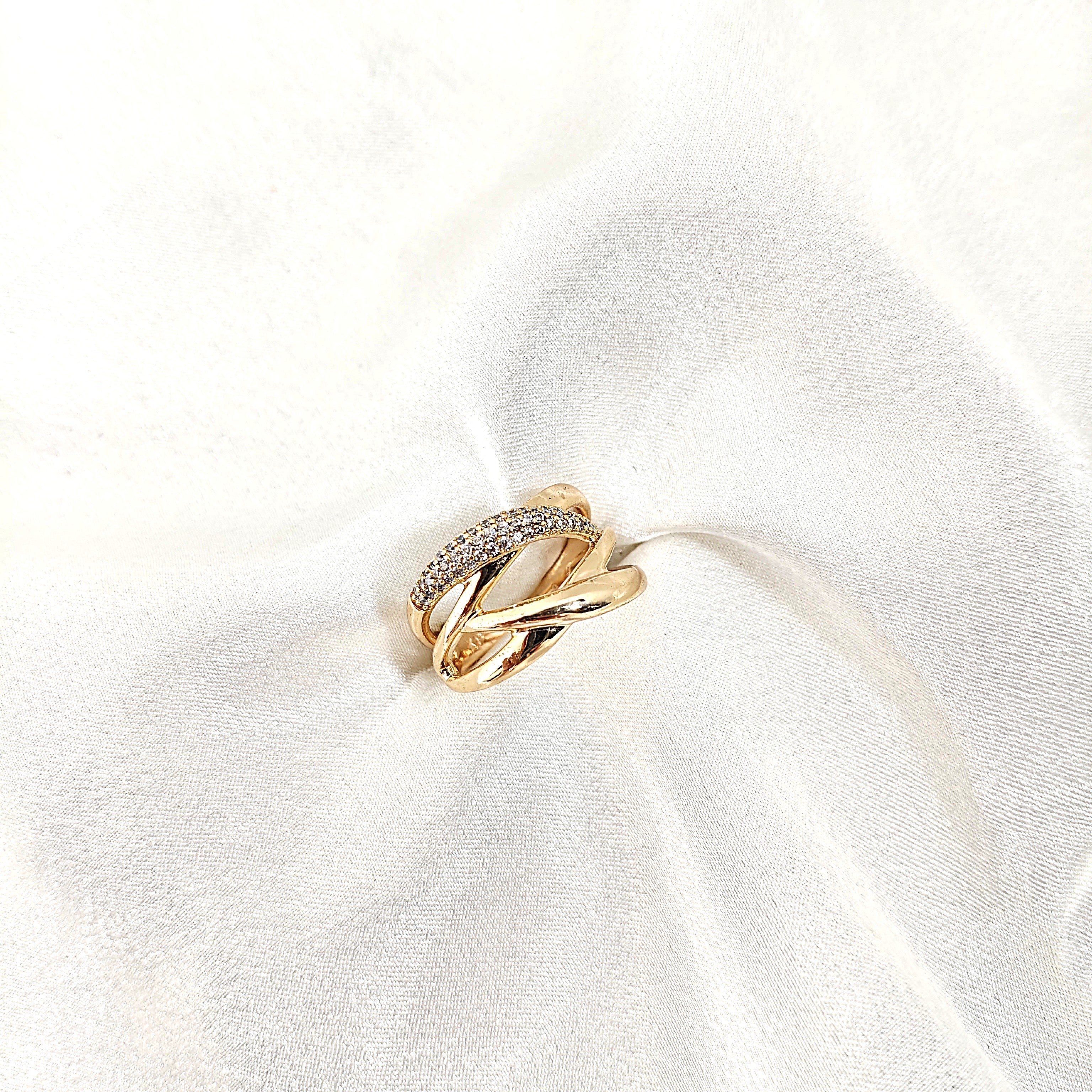 Bague Entrelacée Xuping Plaqué Or & Zircons – Élégance Contemporaine