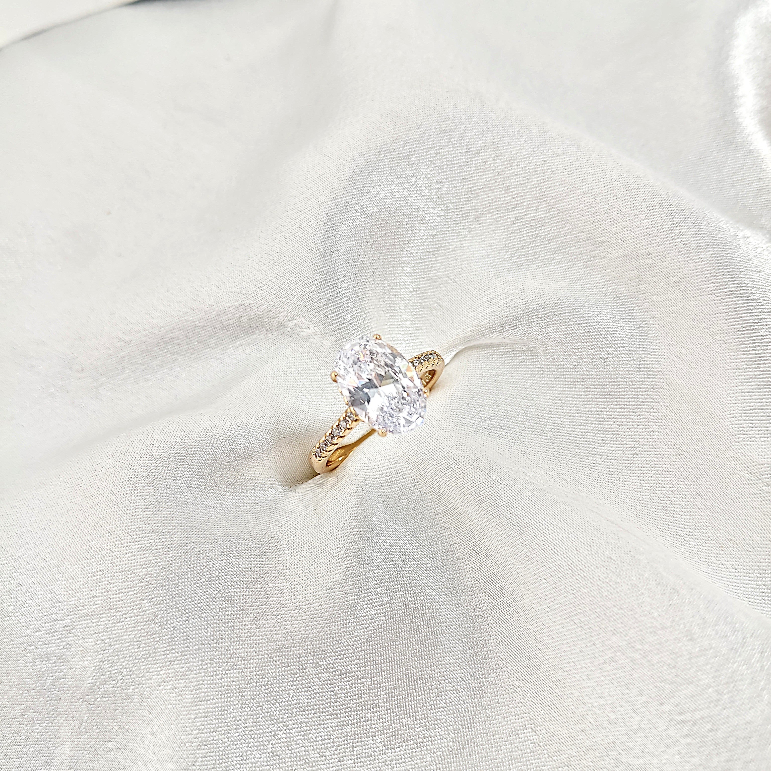 Bague Solitaire Xuping Plaqué Or & Zircon Ovale – Éclat Intemporel