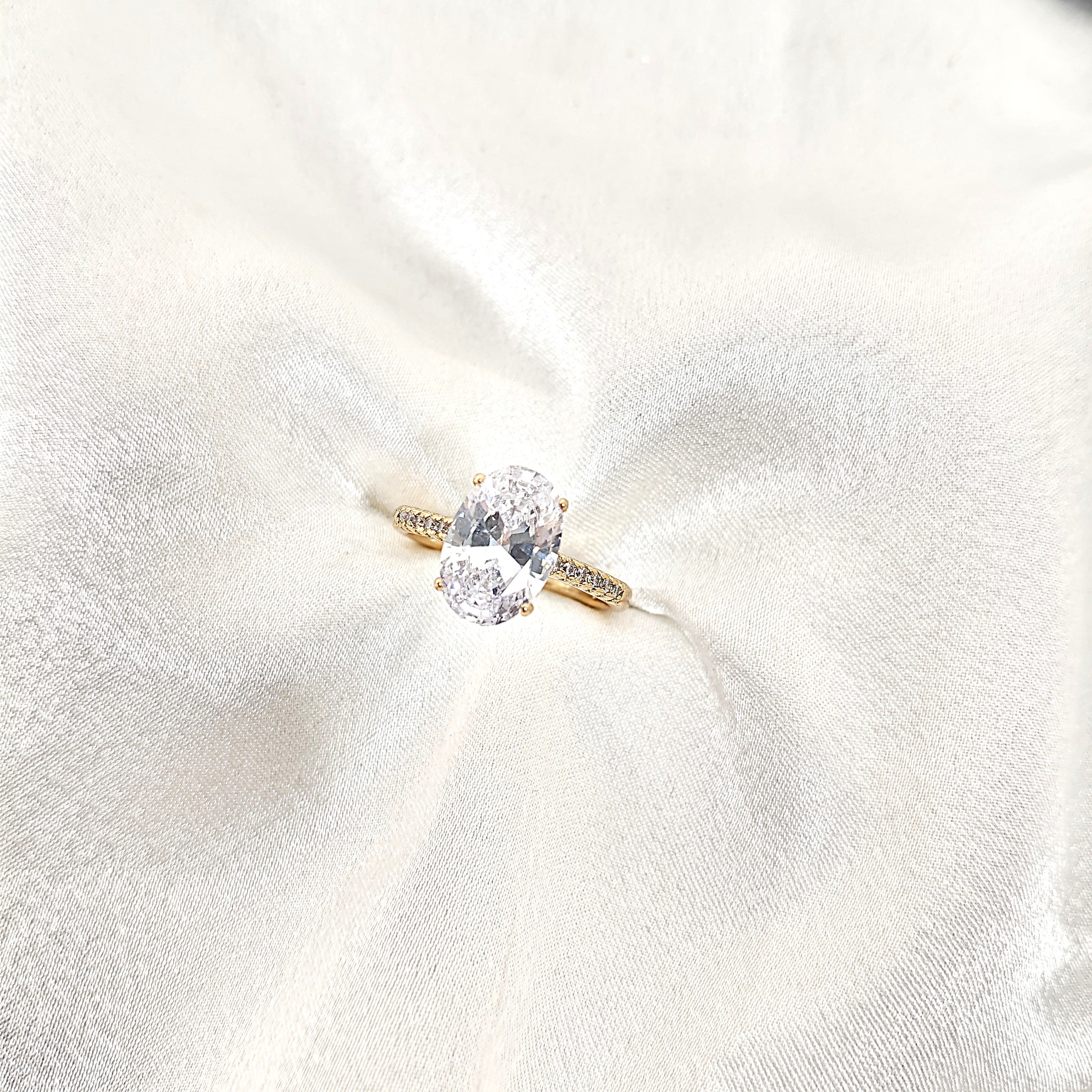 Bague Solitaire Xuping Plaqué Or & Zircon Ovale – Éclat Intemporel