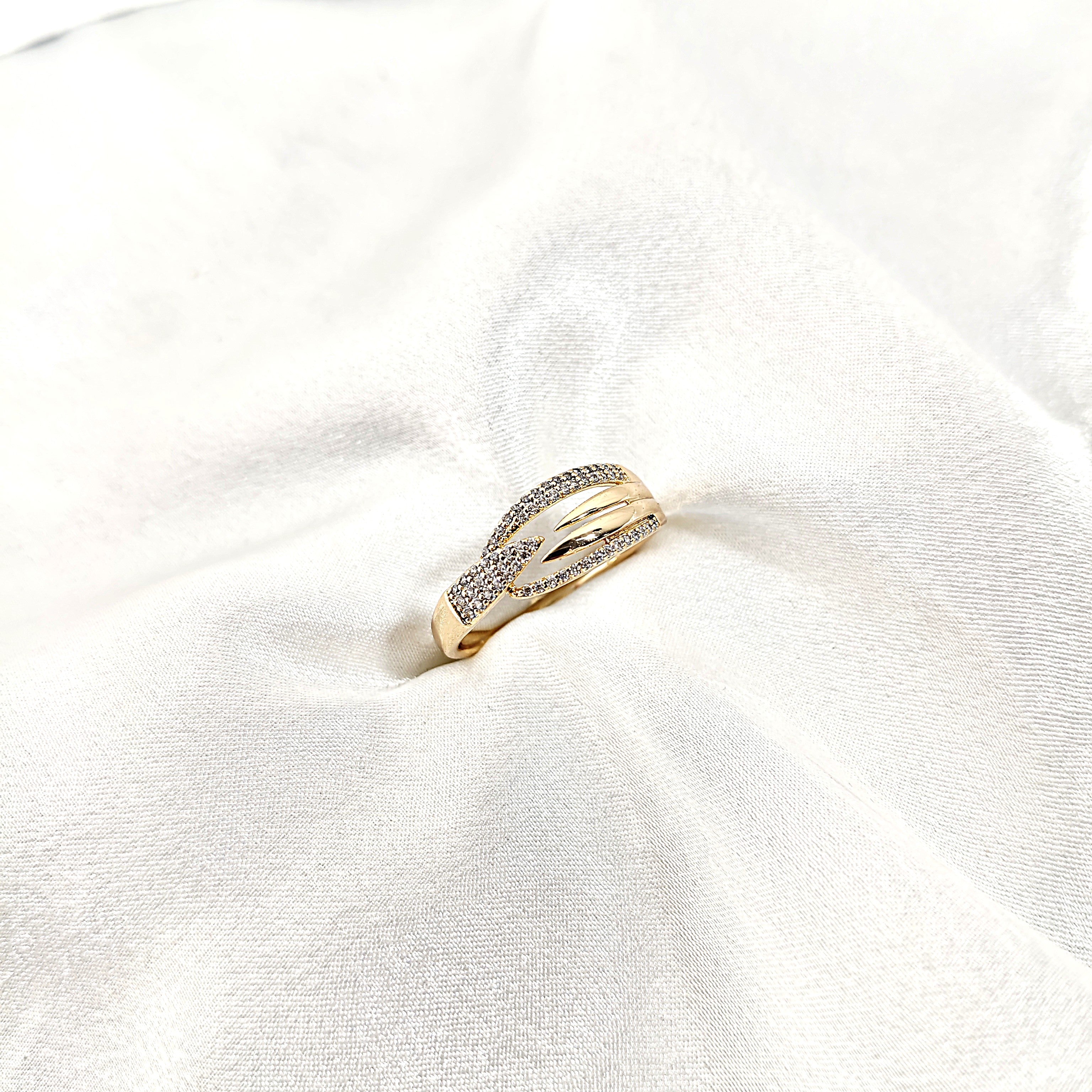 Bague Xuping Plaqué Or Entrelacée & Zircons – Élégance Moderne