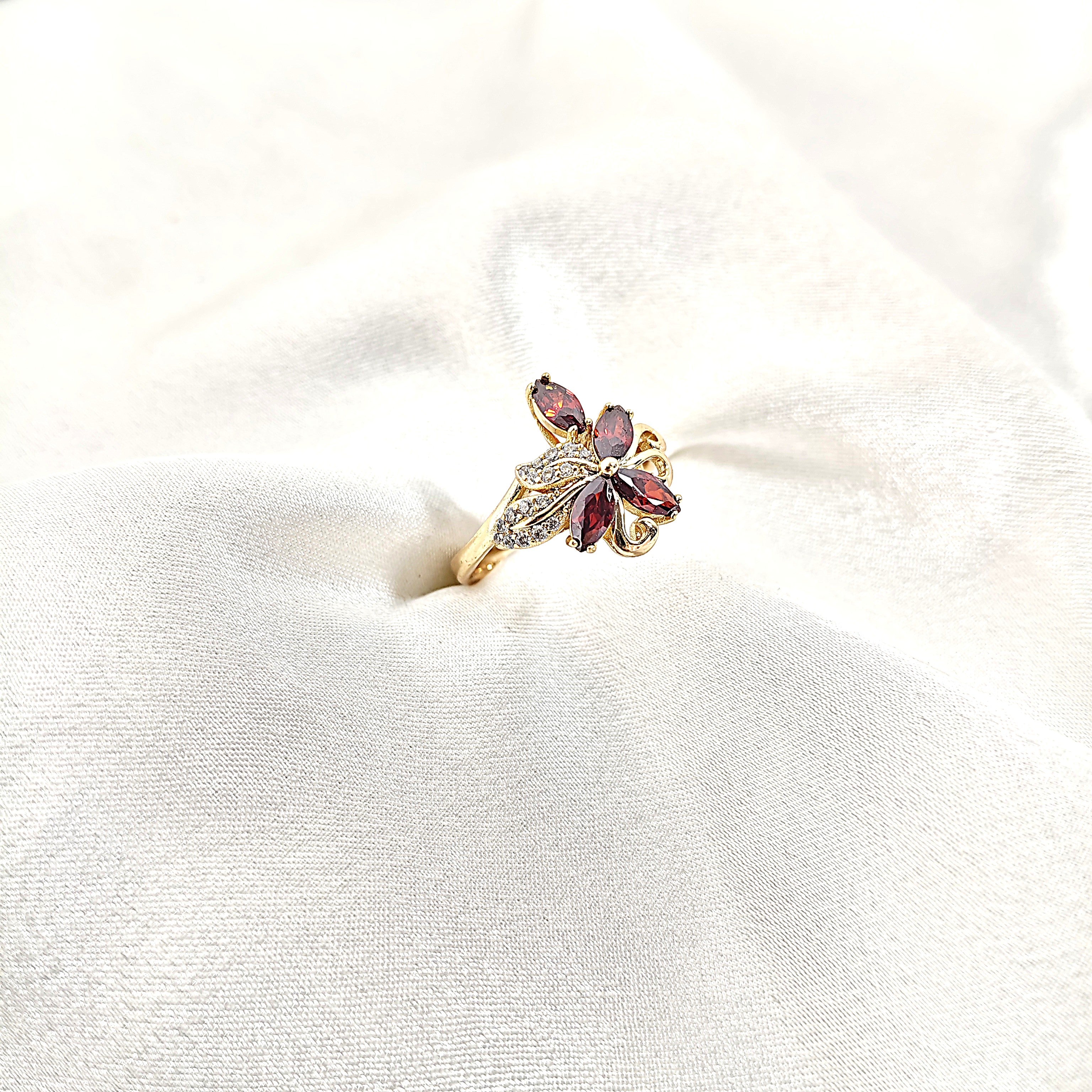 Bague Fleur Xuping Plaqué Or & Zircons Bordeaux – Élégance Florale
