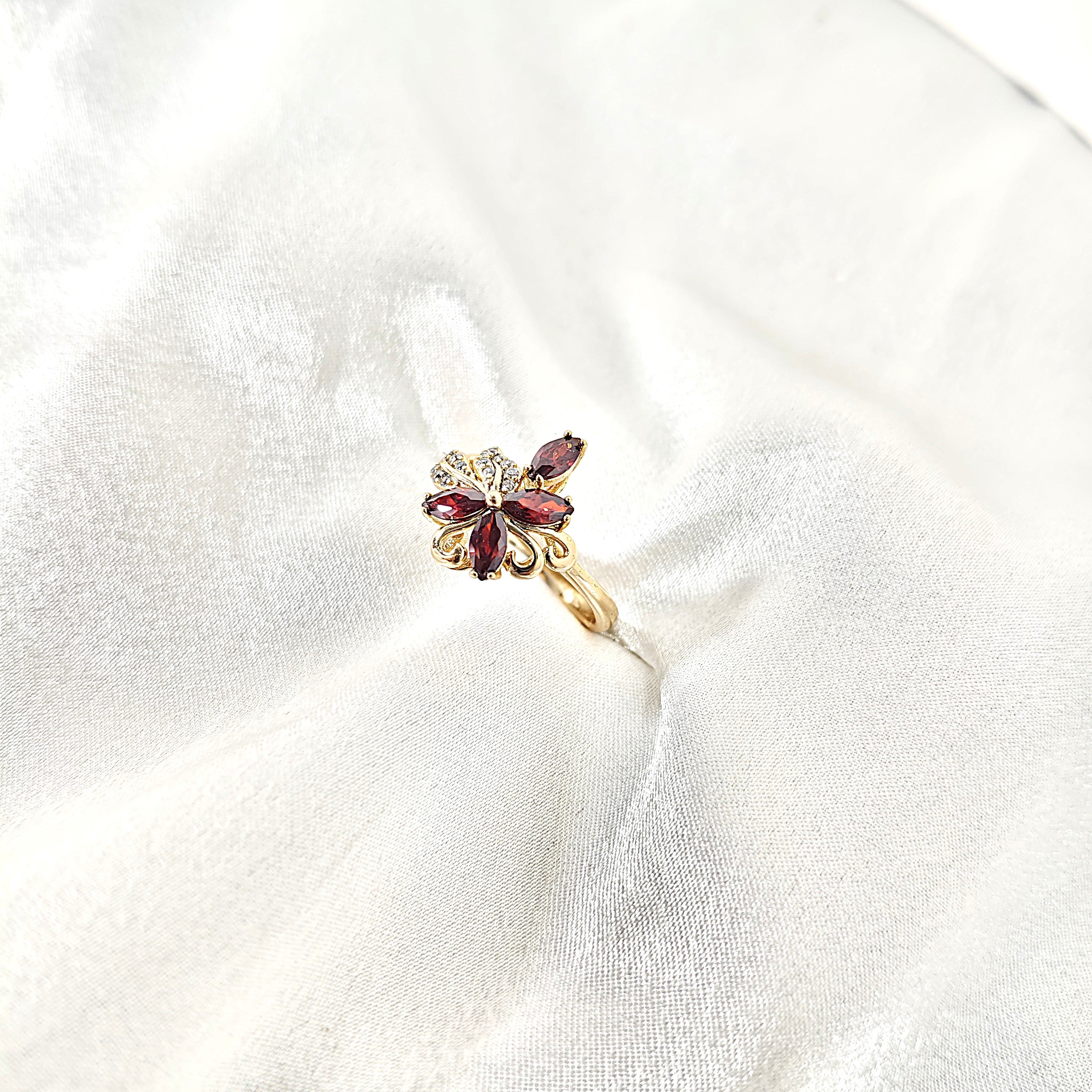 Bague Fleur Xuping Plaqué Or & Zircons Bordeaux – Élégance Florale