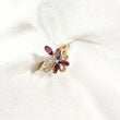 Bague Fleur Xuping Plaqué Or & Zircons Bordeaux – Élégance Florale