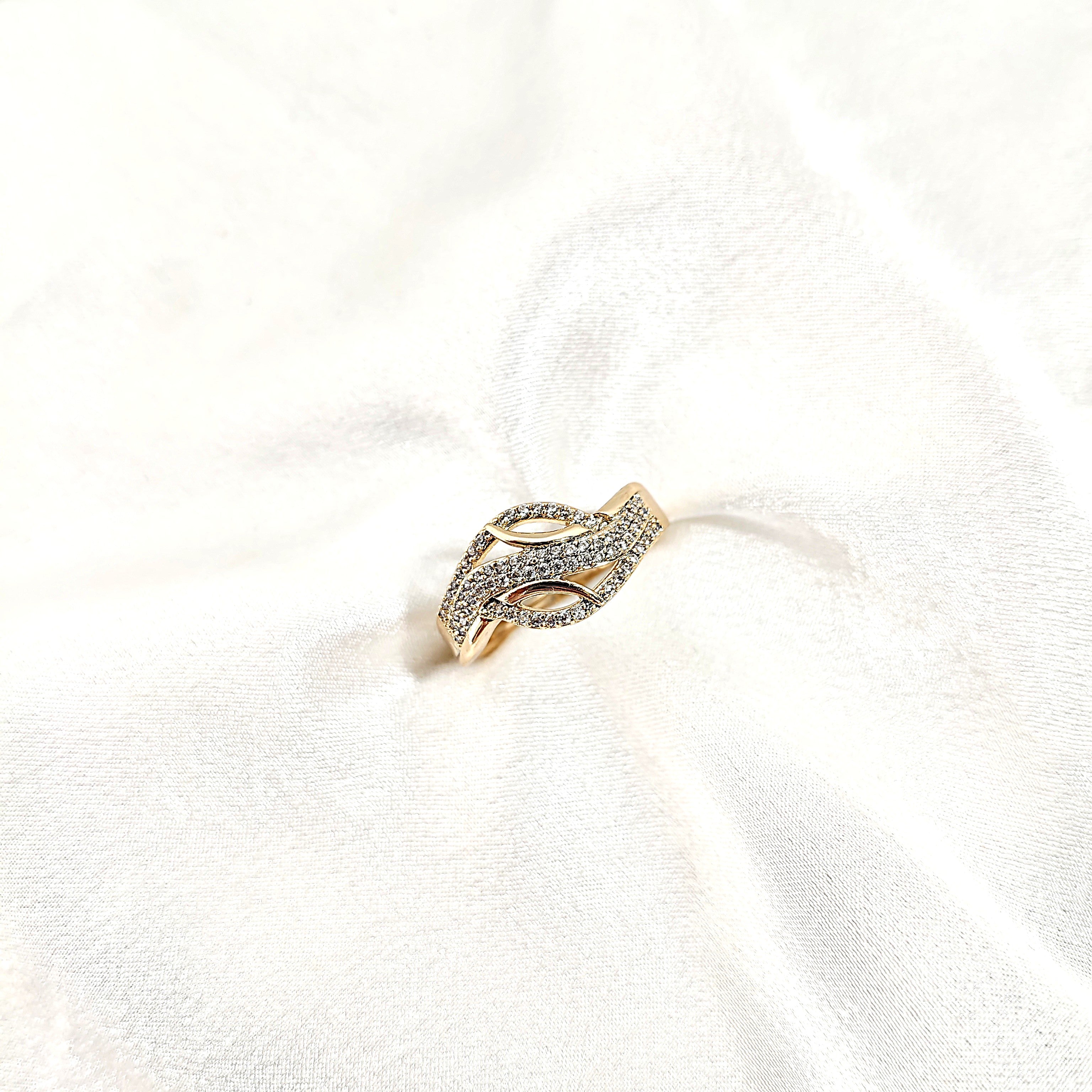 Bague Xuping Plaqué Or Entrelacée Pavée de Zircons – Brillance Élégante