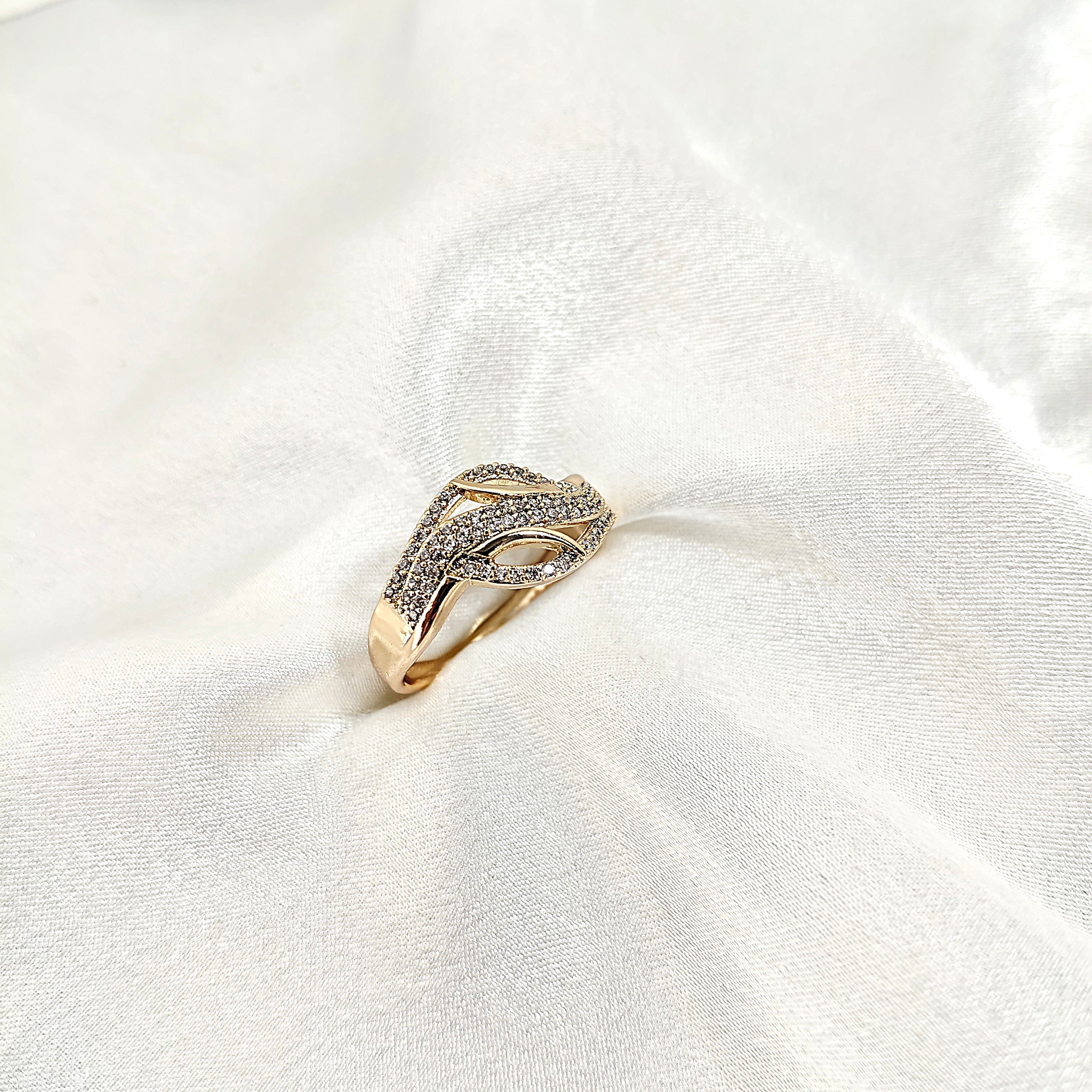 Bague Xuping Plaqué Or Entrelacée Pavée de Zircons – Brillance Élégante