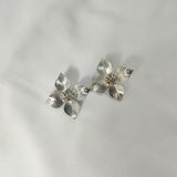 Boucles d’Oreilles Fantaisie Fleur Argentée – Élégance Naturelle