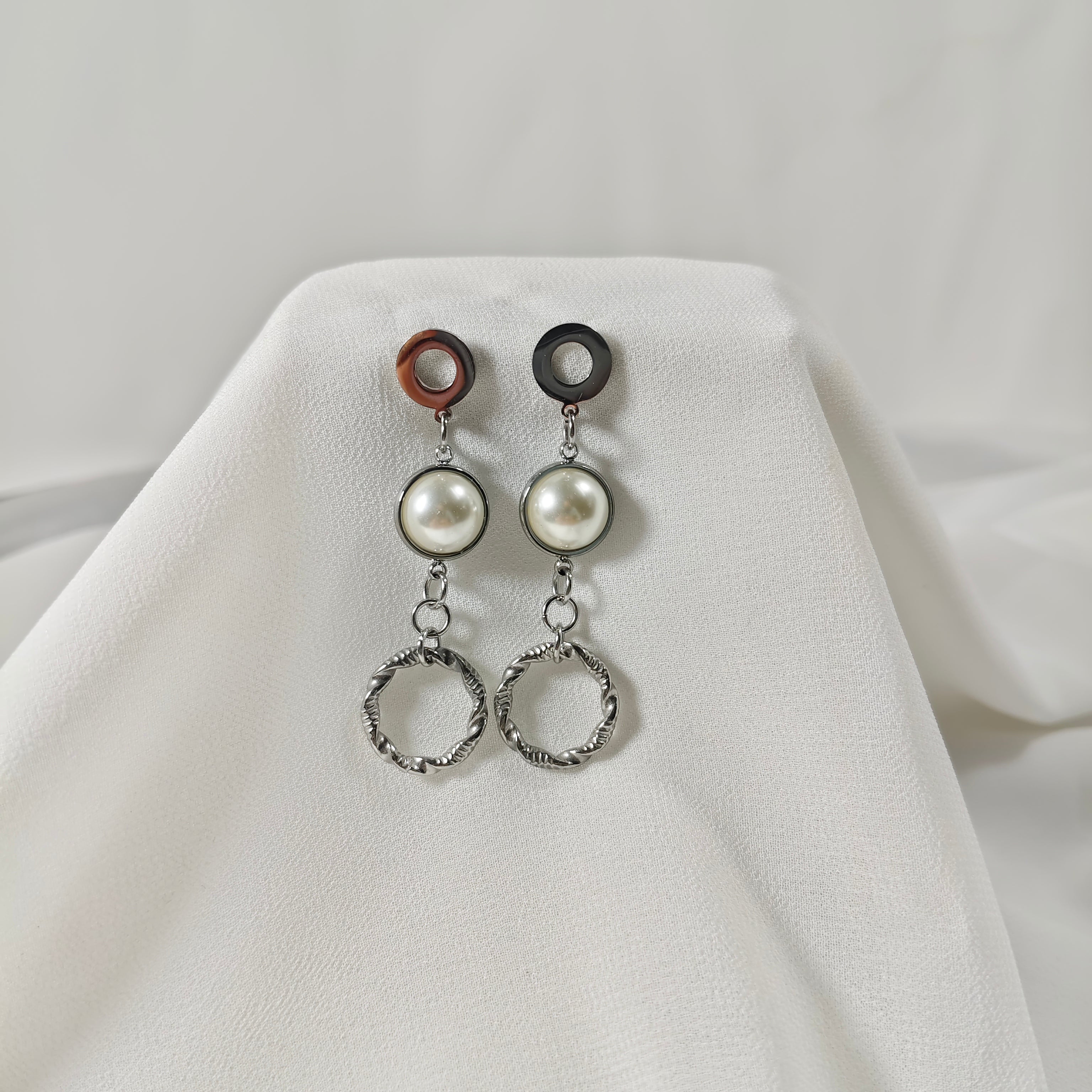 Boucles d’Oreilles Pendantes en Acier Inoxydable & Perle – Style Moderne Élégant