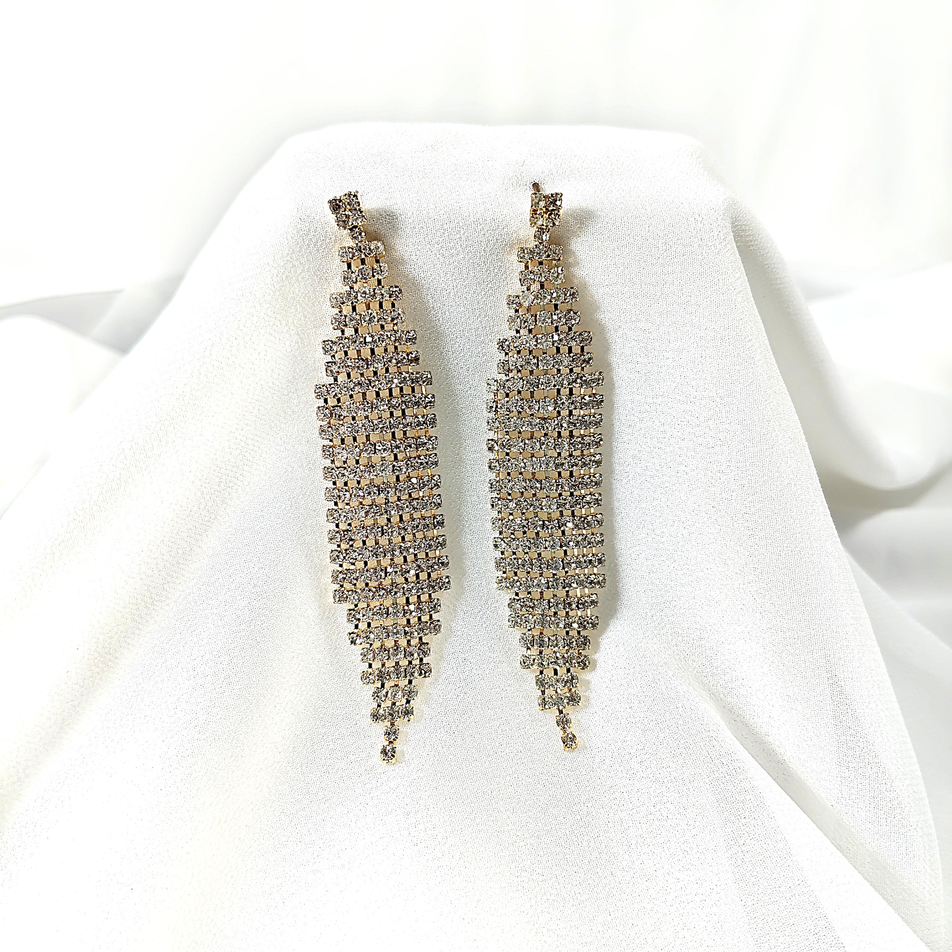 Boucles d’Oreilles Chandelier Dorées en Strass – Glamour & Élégance