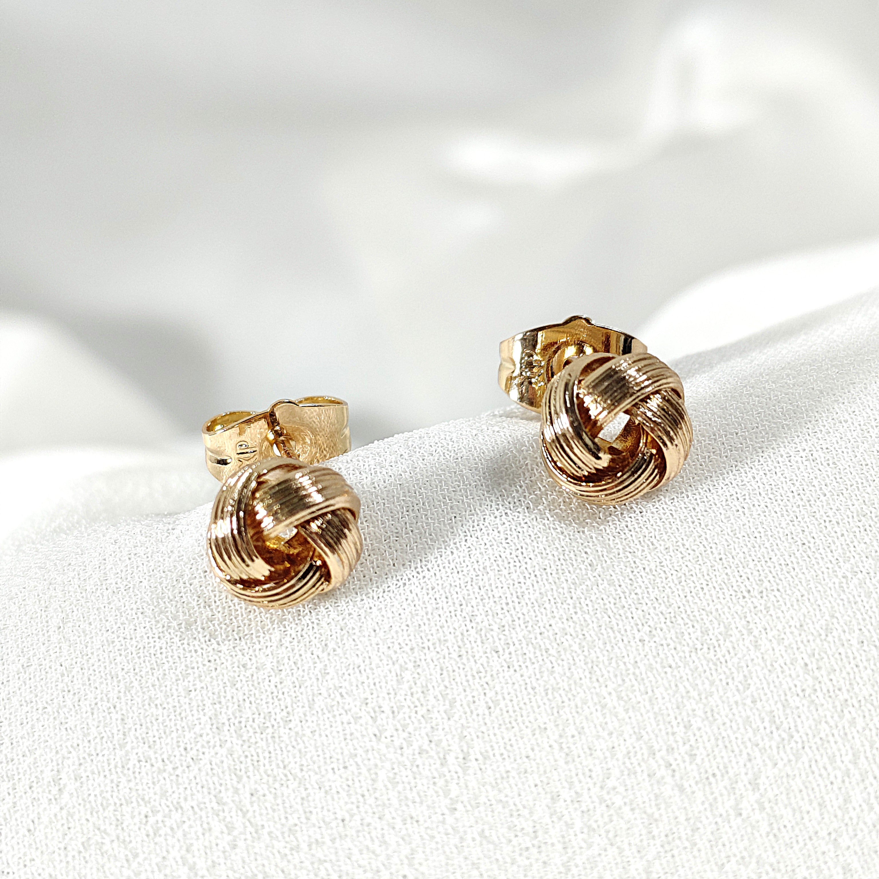 Boucles d’Oreilles Nœud Doré – Élégance Classique & Intemporelle