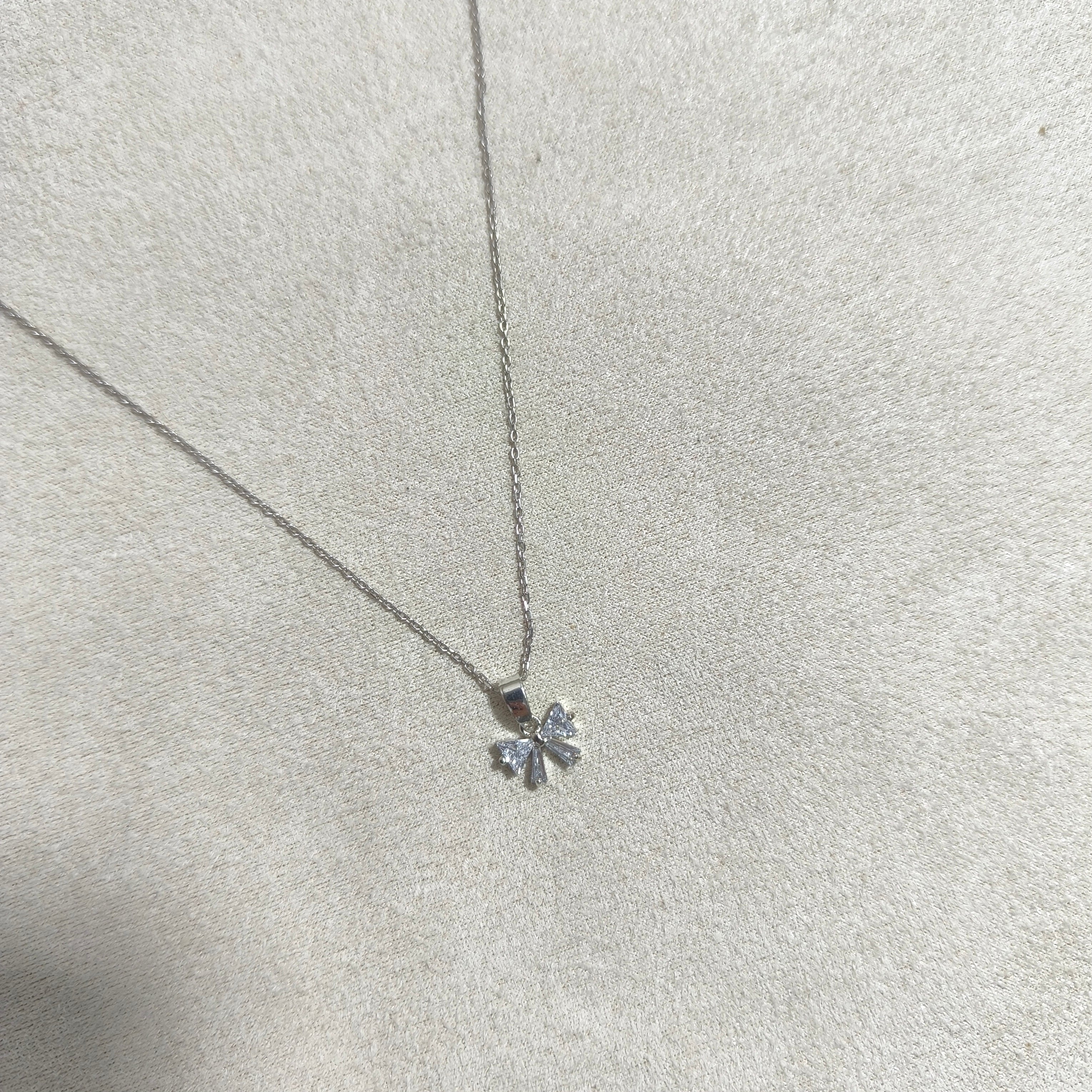 Chaîne Élégance Cristalline – Argent Rhodié & Pierres Brillantes