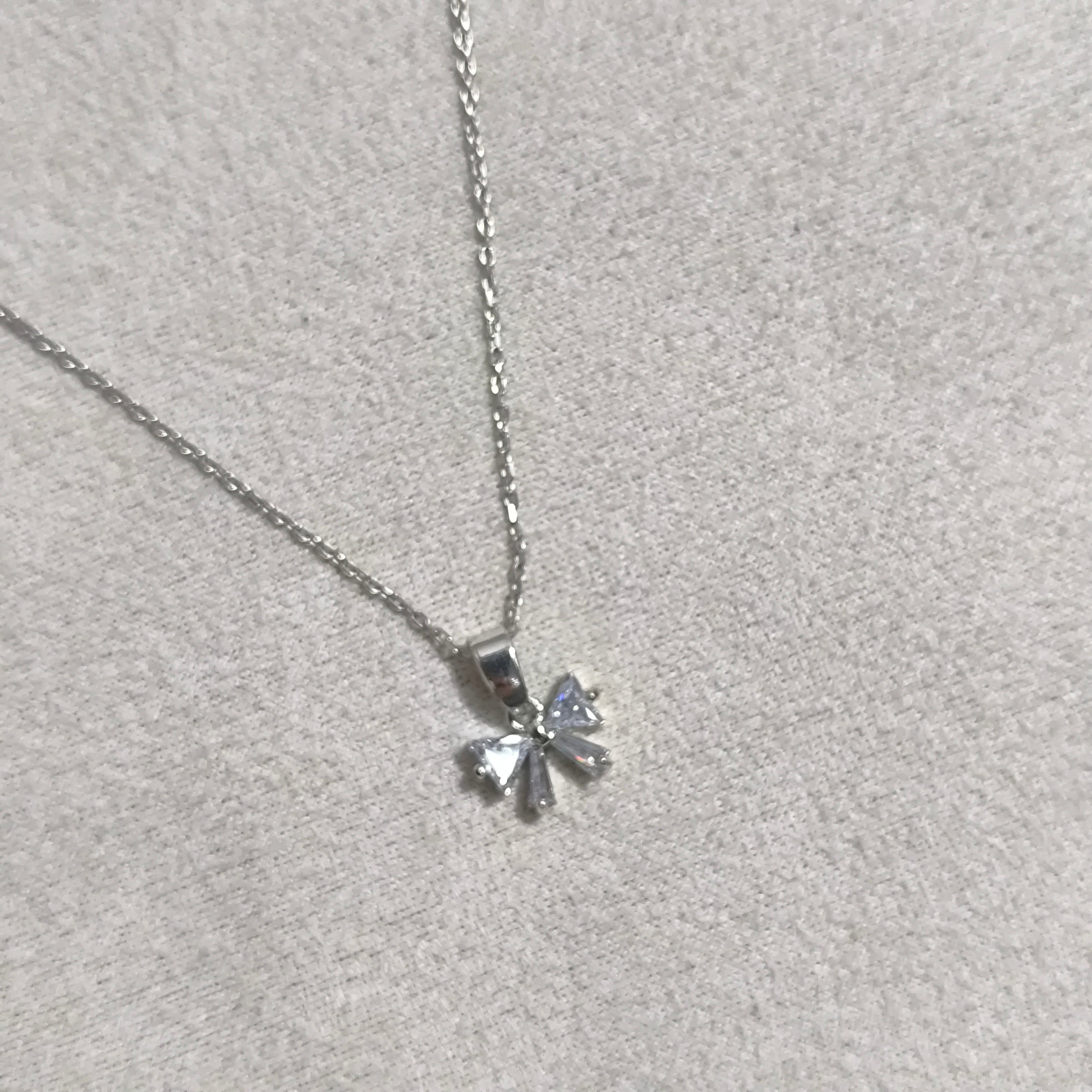 Chaîne Élégance Cristalline – Argent Rhodié & Pierres Brillantes