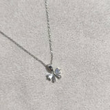 Chaîne Élégance Cristalline – Argent Rhodié & Pierres Brillantes