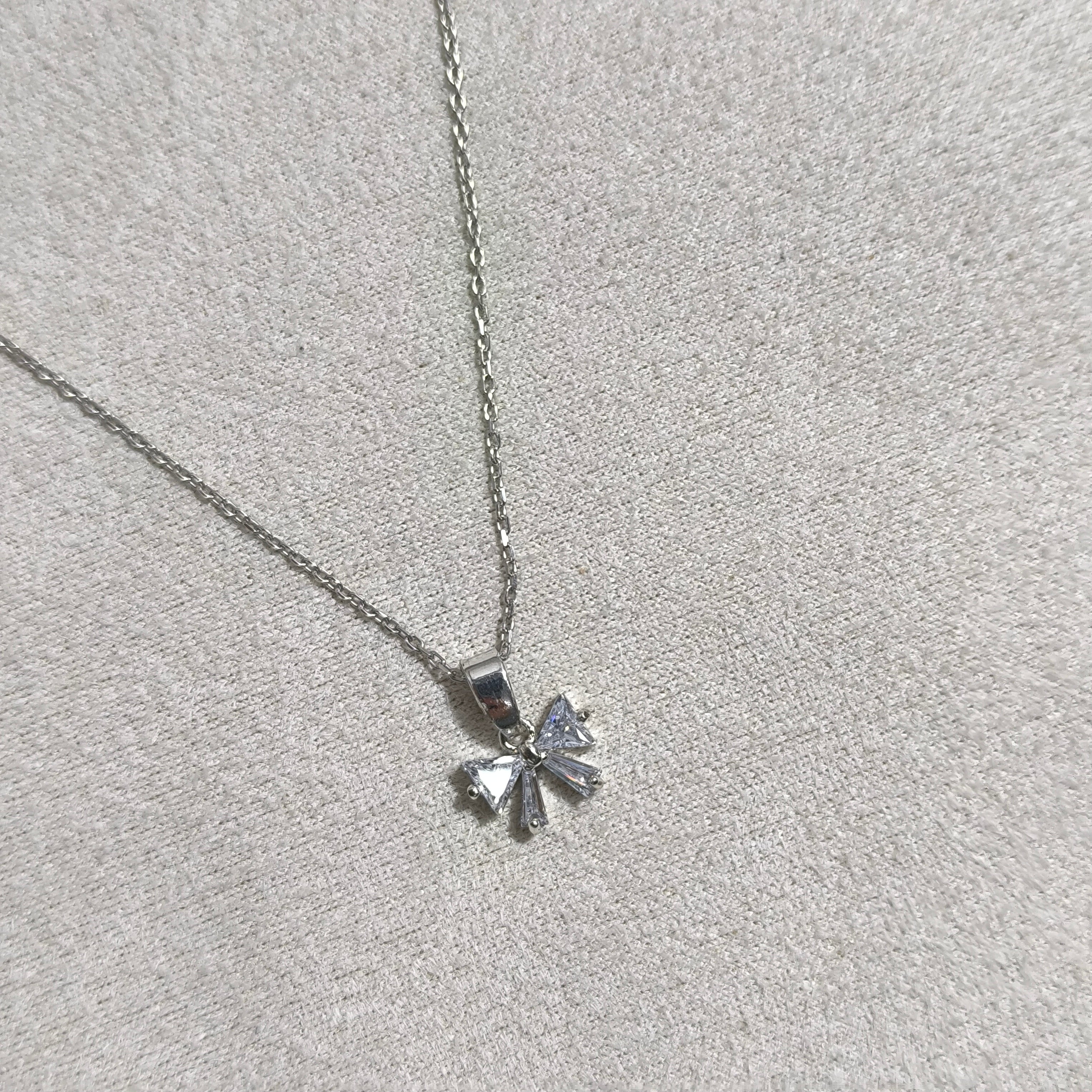 Chaîne Élégance Cristalline – Argent Rhodié & Pierres Brillantes