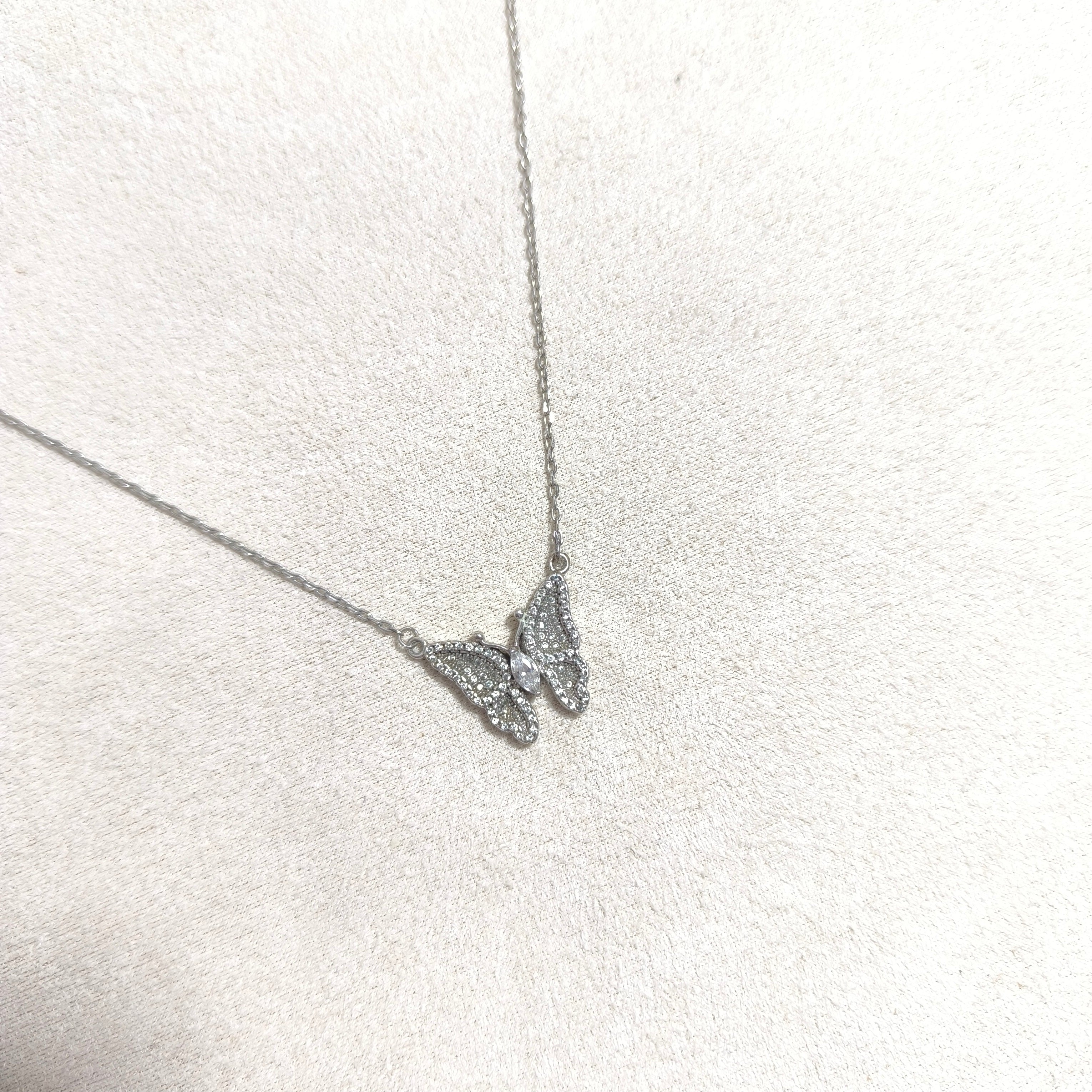 Chaîne Papillon Élégance – Argent Rhodié & Pierres Brillantes